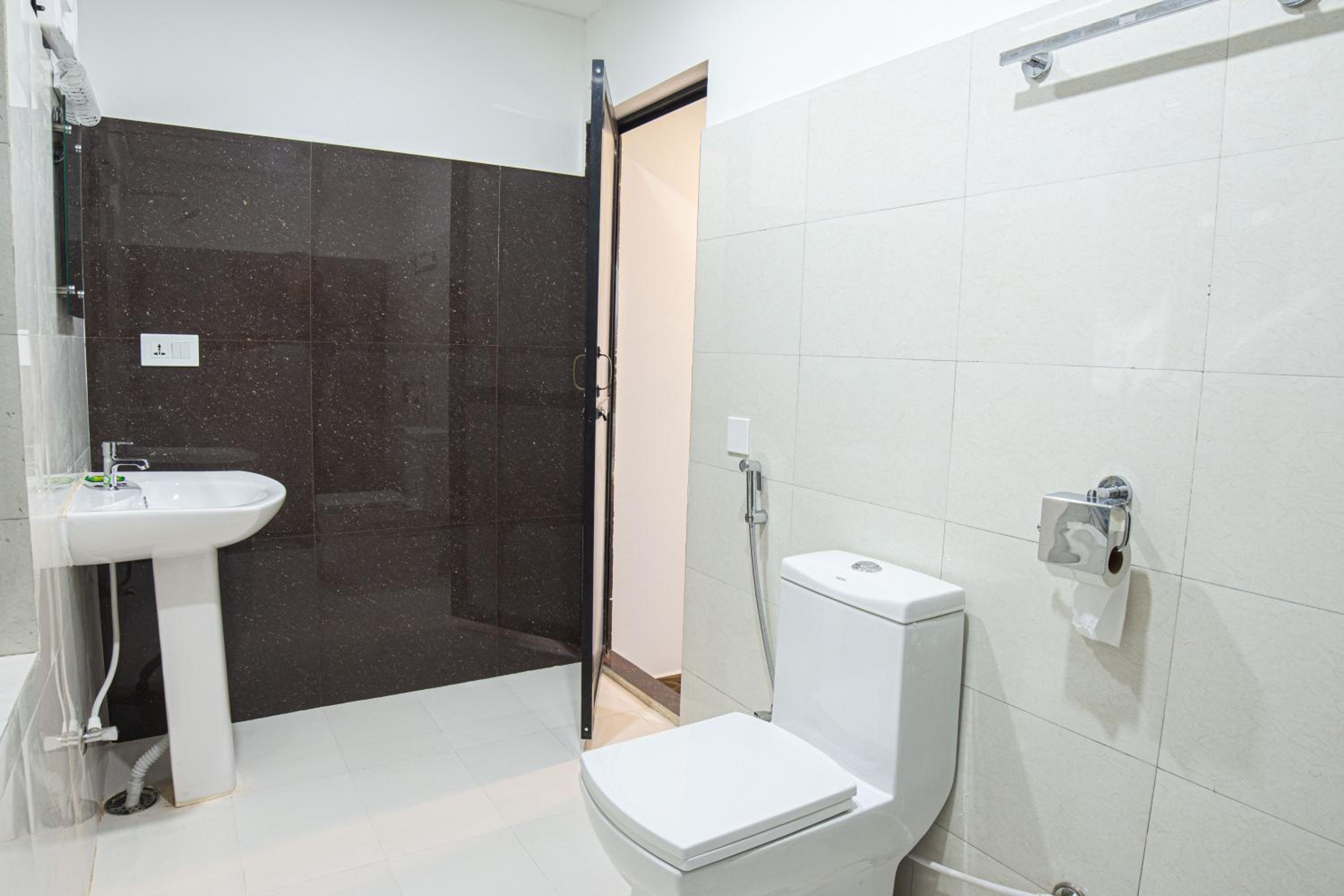 Deluxe Double Room with Balcony photo 3