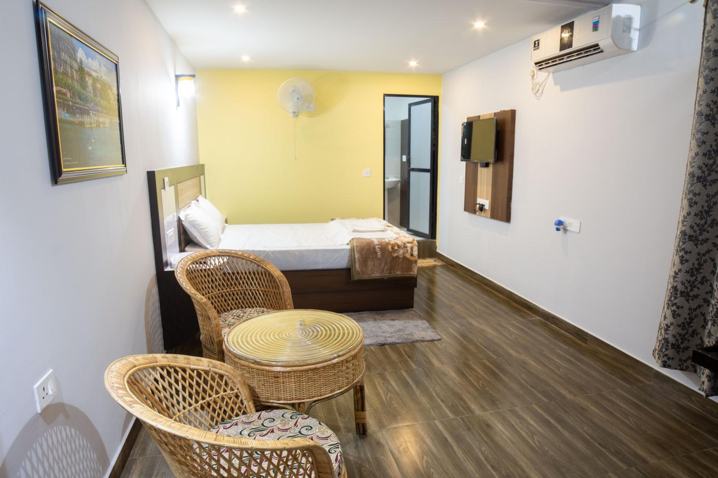 Deluxe Double Room with Balcony photo 2