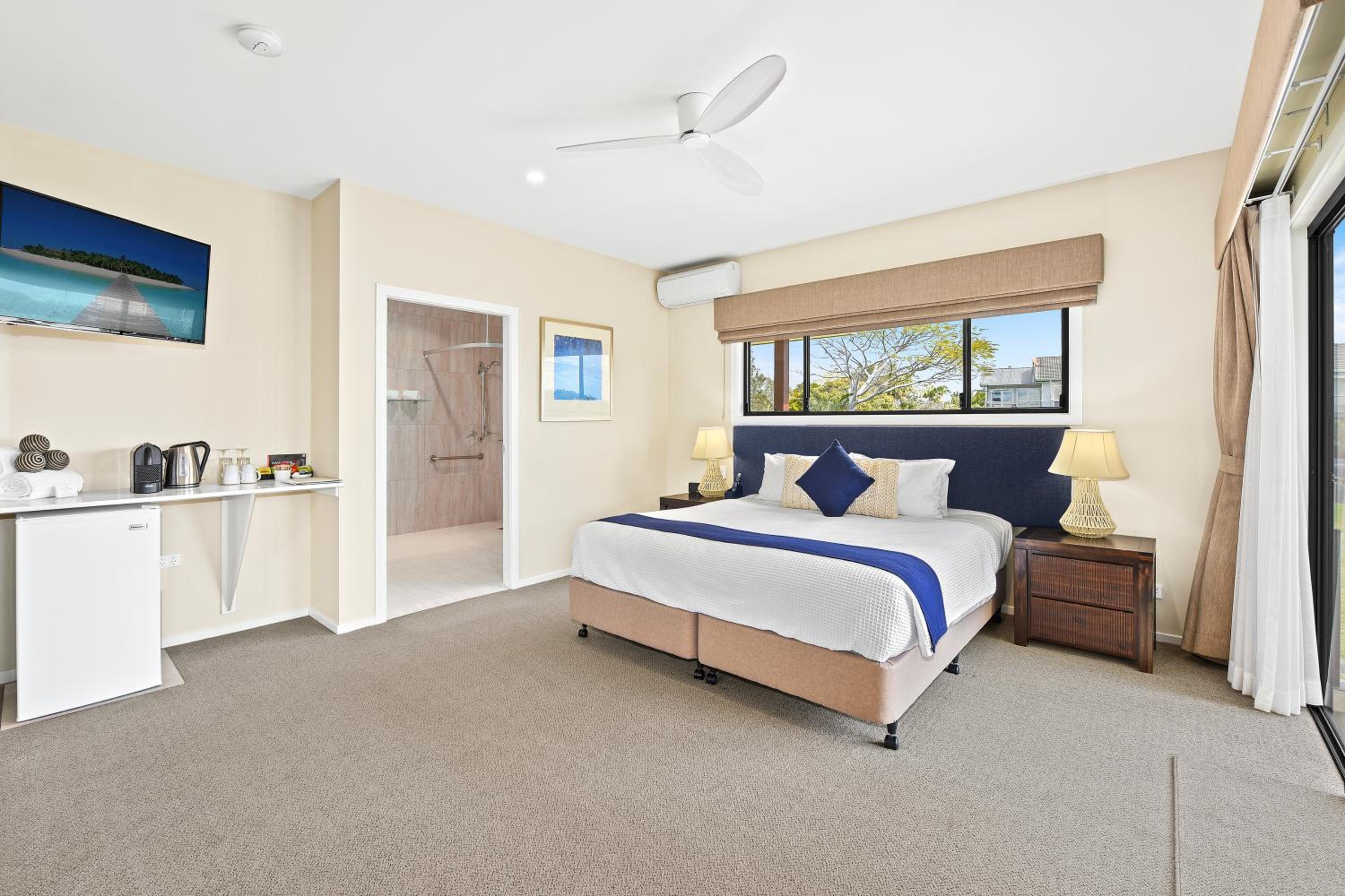Superior King Room with River View - Wheelchair Accessible photo 1