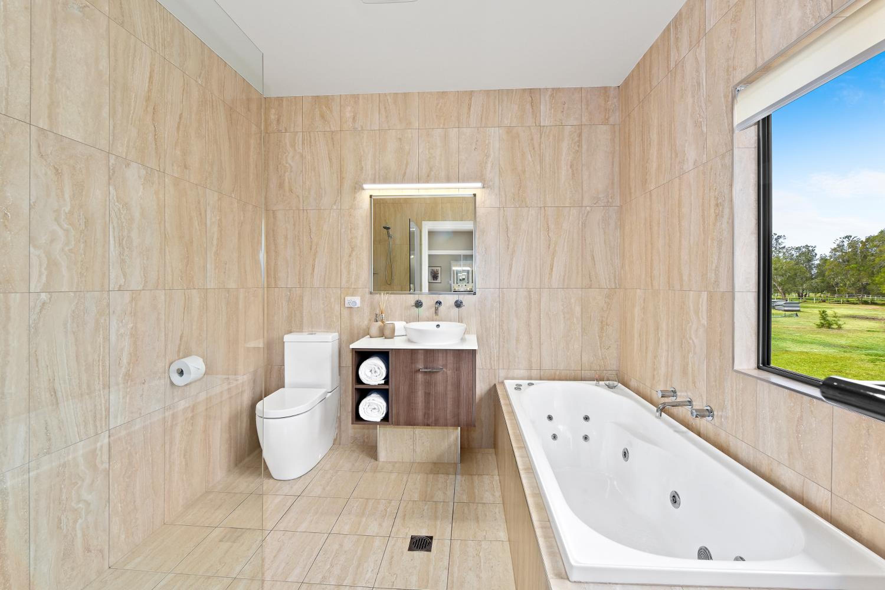 Deluxe King Room with Garden View and Spa Bath photo 3