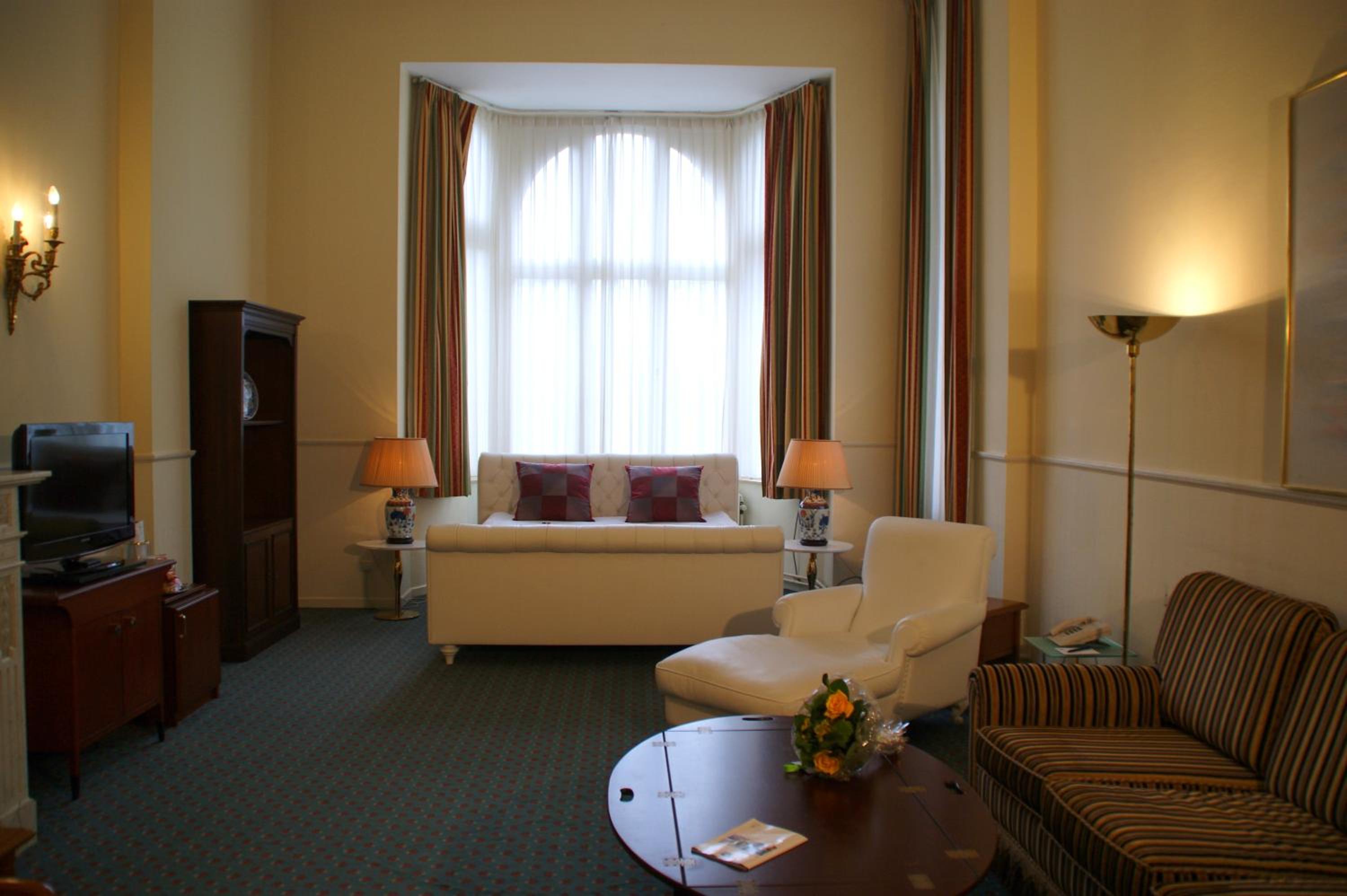 Deluxe Suite with King Bed and Whirlpool - Smoking - Photo 7