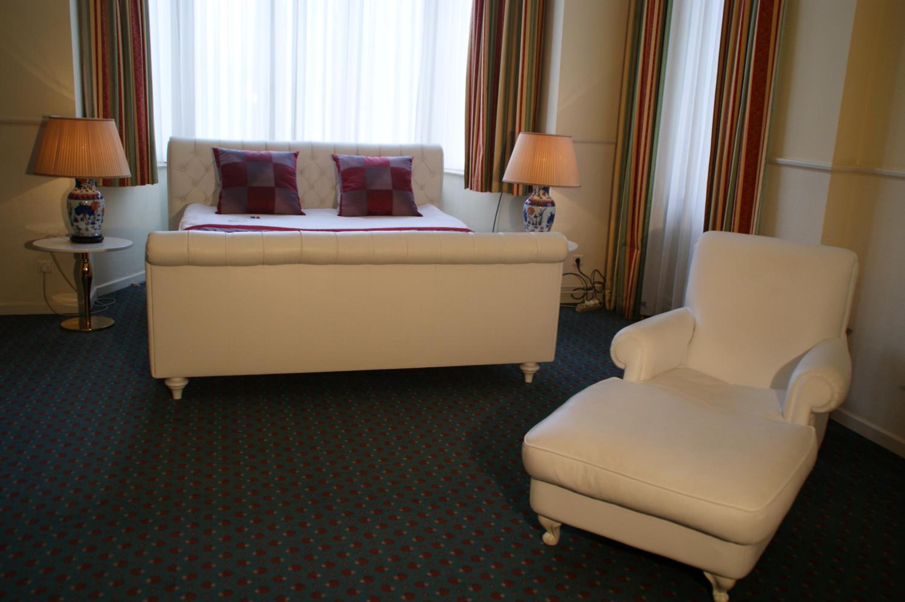 Deluxe Suite with King Bed and Whirlpool - Smoking - Photo 5