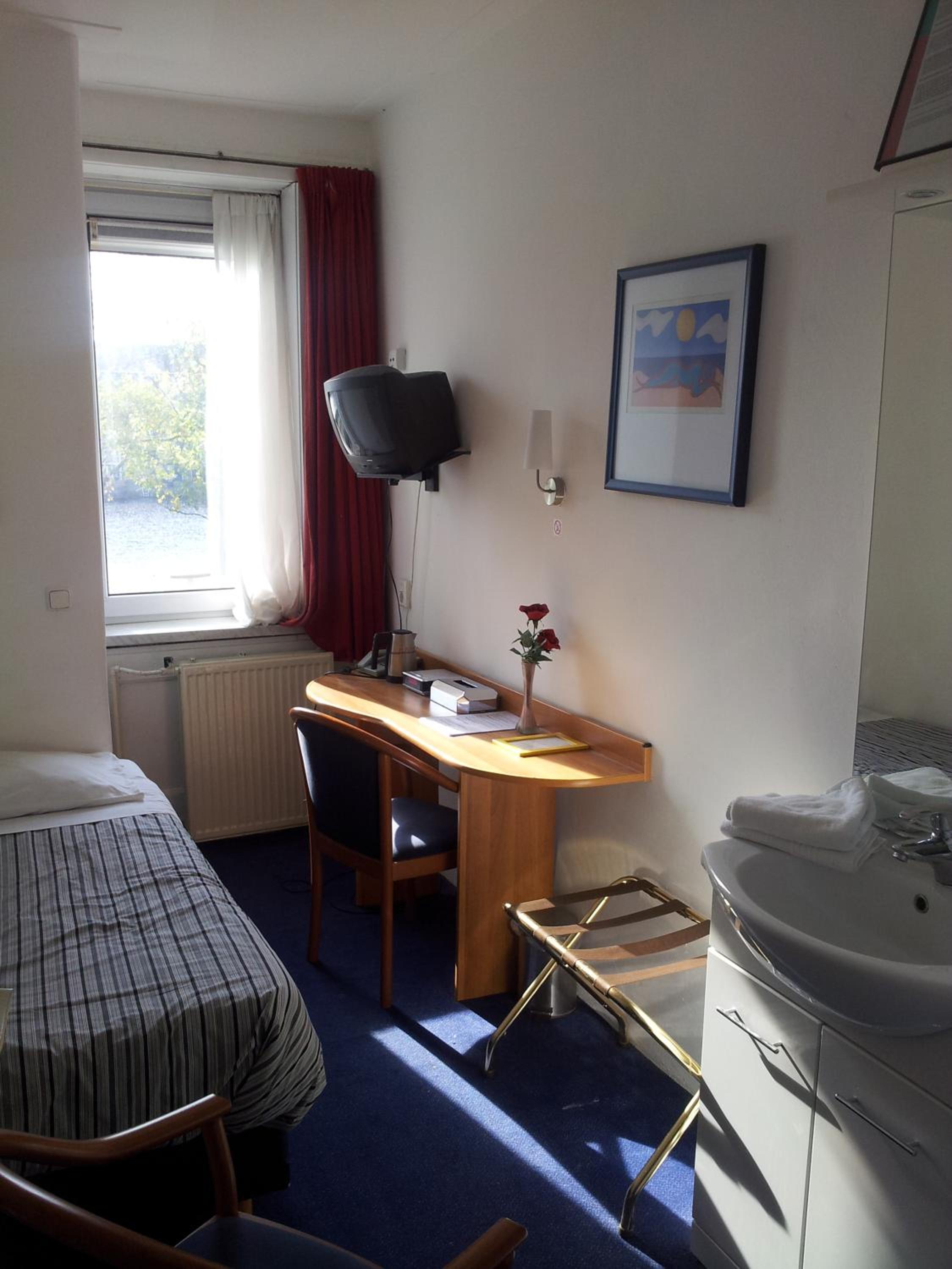 Single Room with Private External Bathroom photo 2
