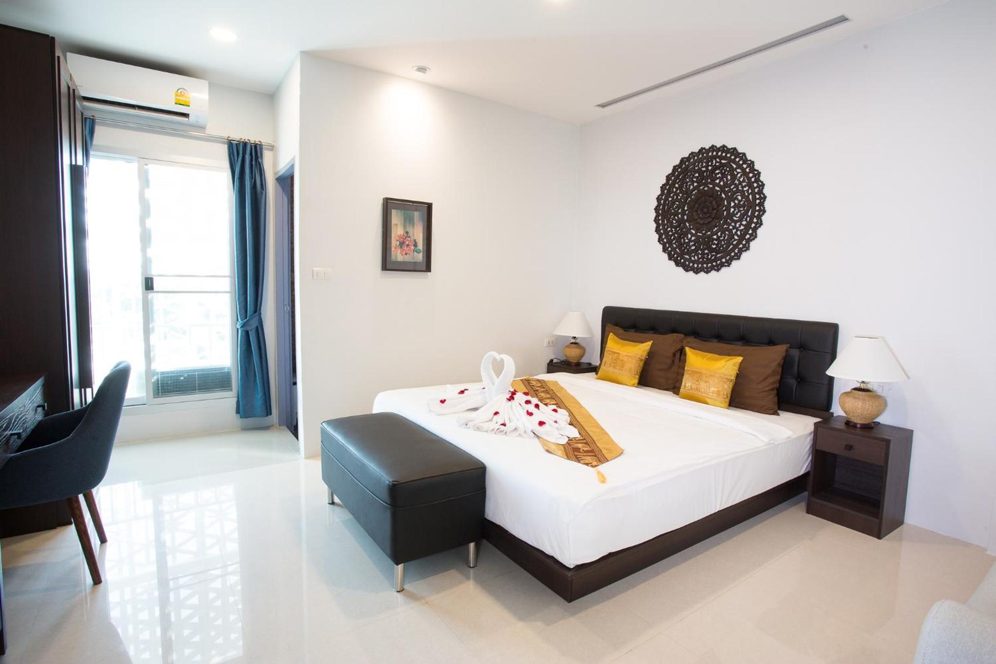 Deluxe King Room With Round-Trip Airport Transfer photo 1