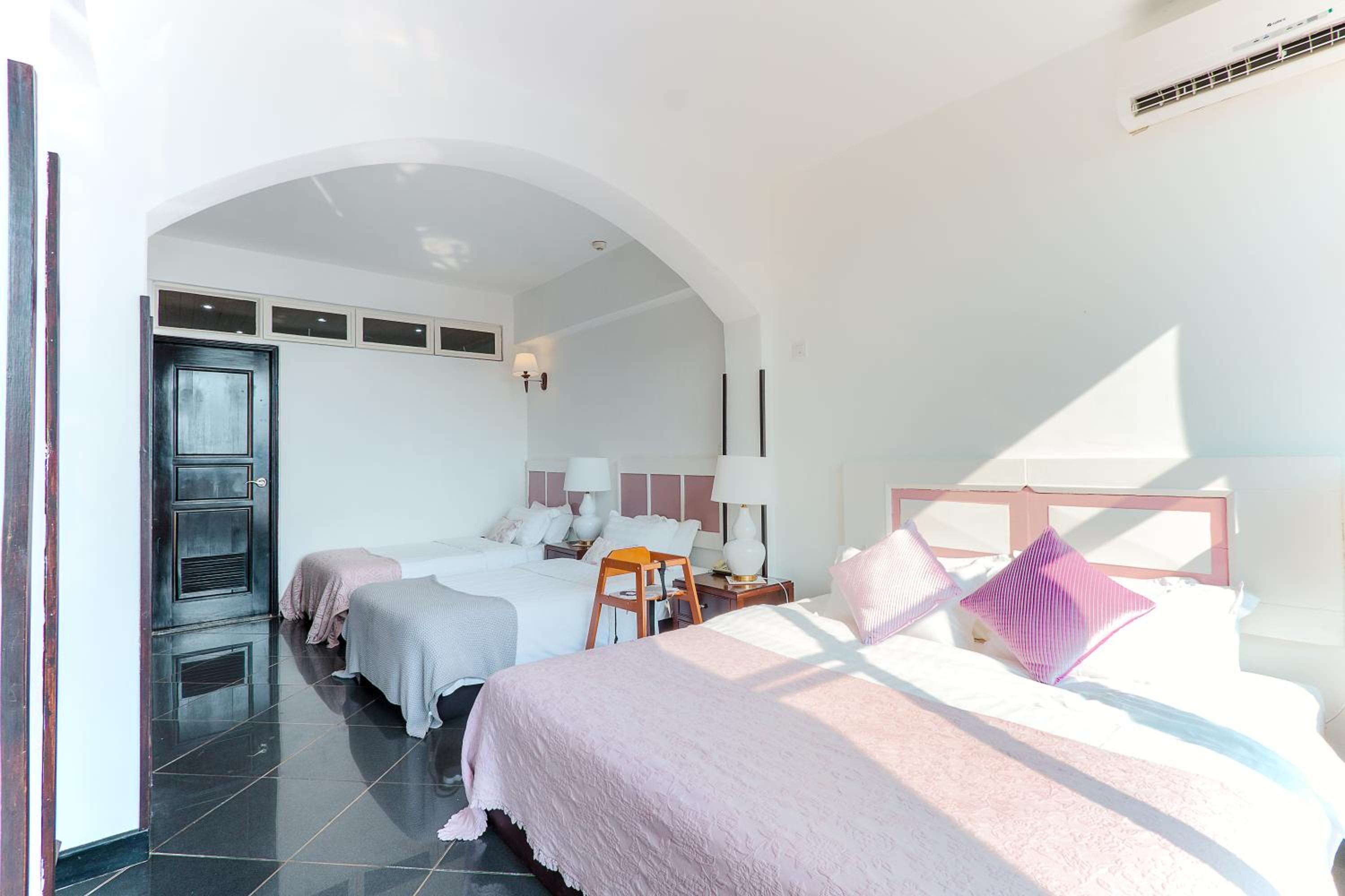 Family Room with Sea View and Balcony photo 2