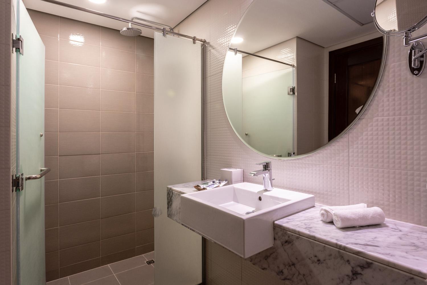 Deluxe King Room - Photo 11