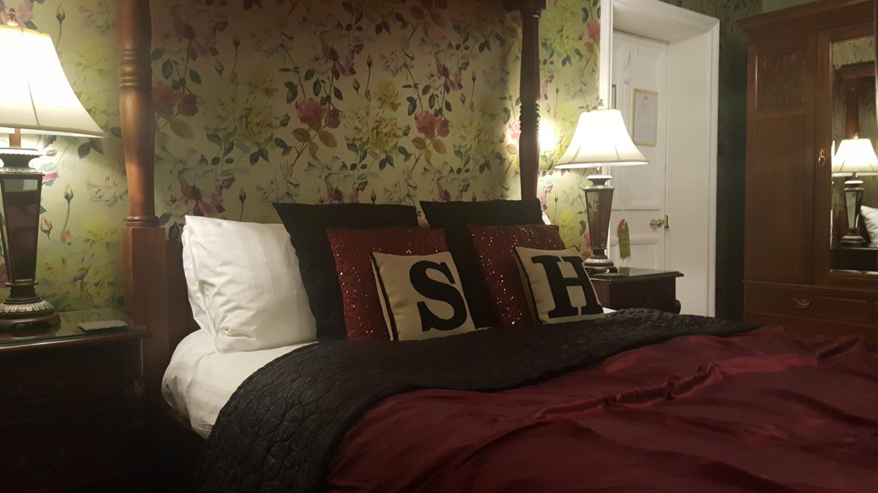 Deluxe Four-Poster Room with Lake View
