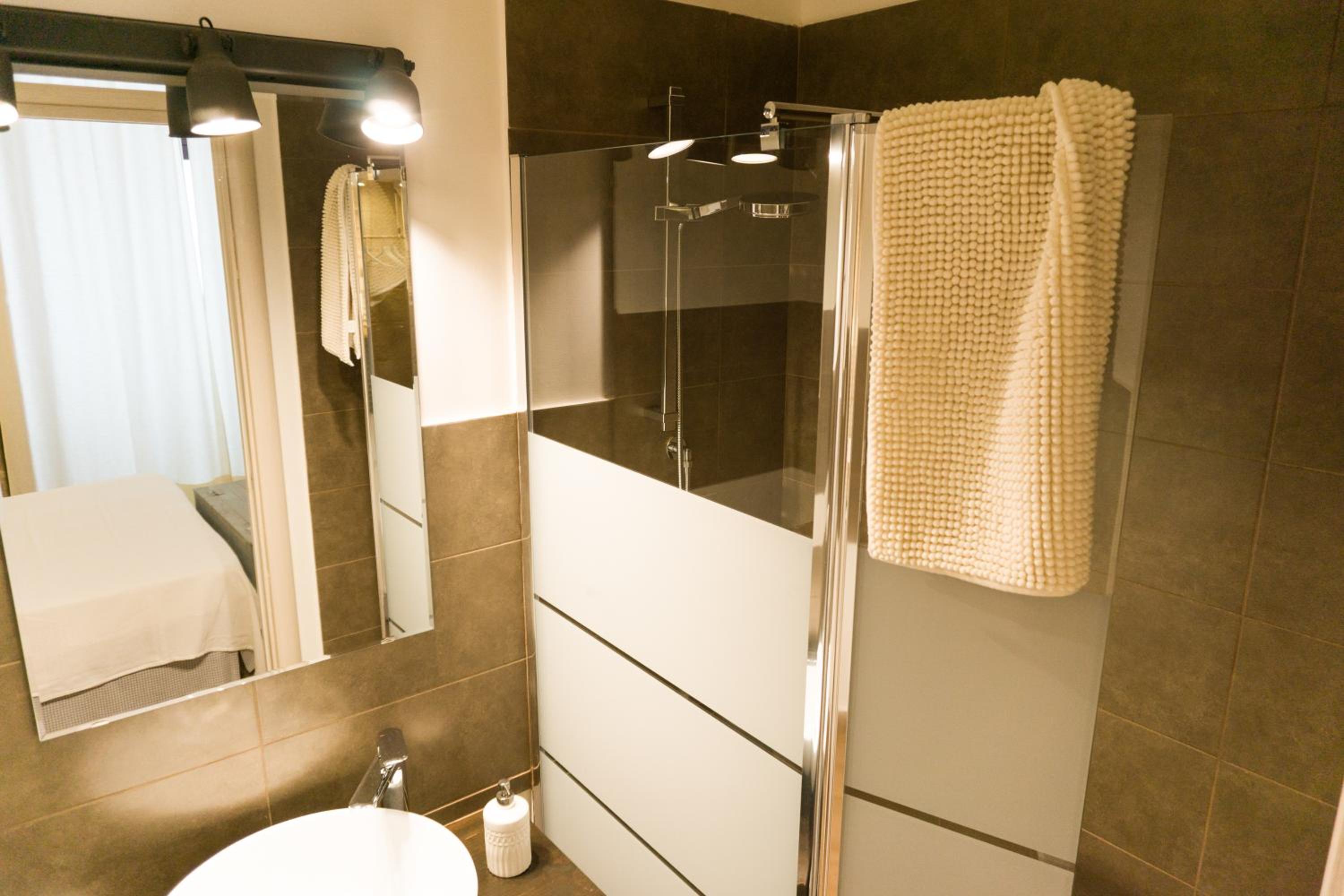 Deluxe Room - Photo 16