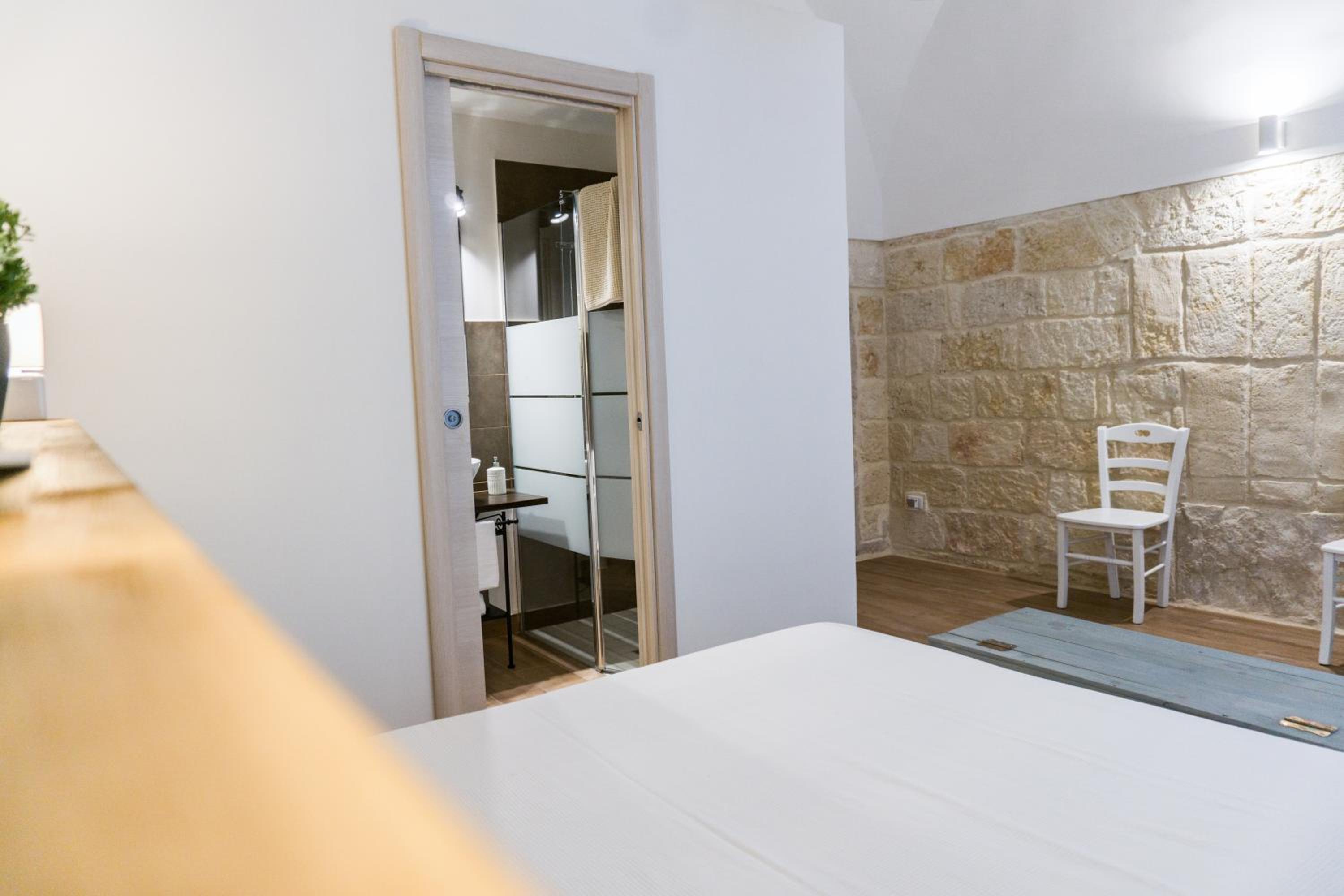 Deluxe Room - Photo 17