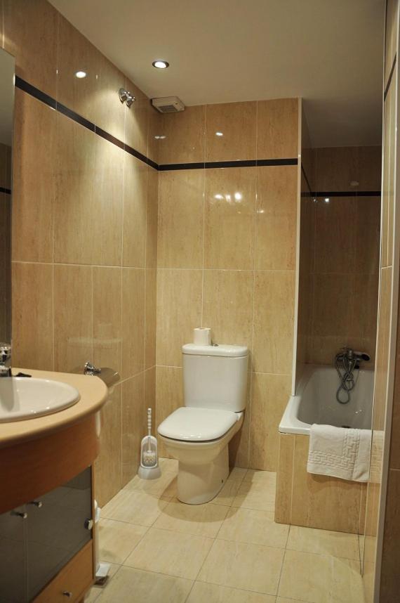 Apartment with Balcony - Photo 5
