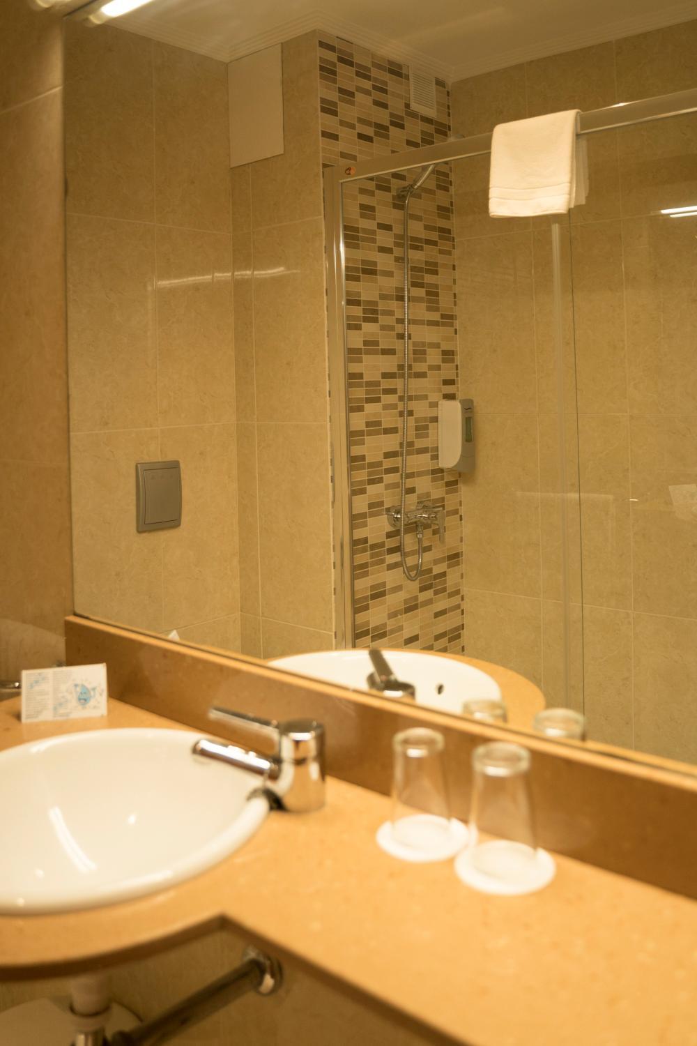 Double or Twin Room - Photo 8