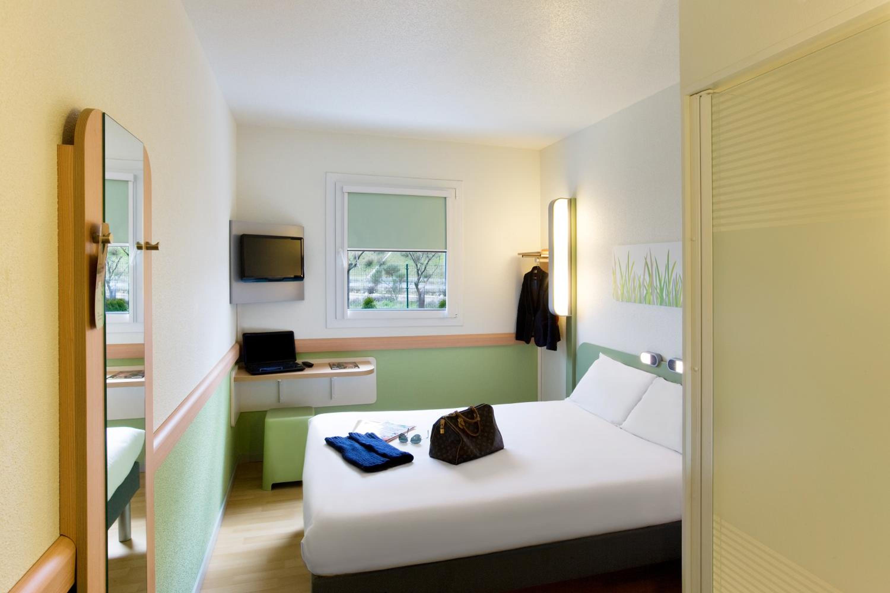 Classic Room with One Double Bed - Photo 1