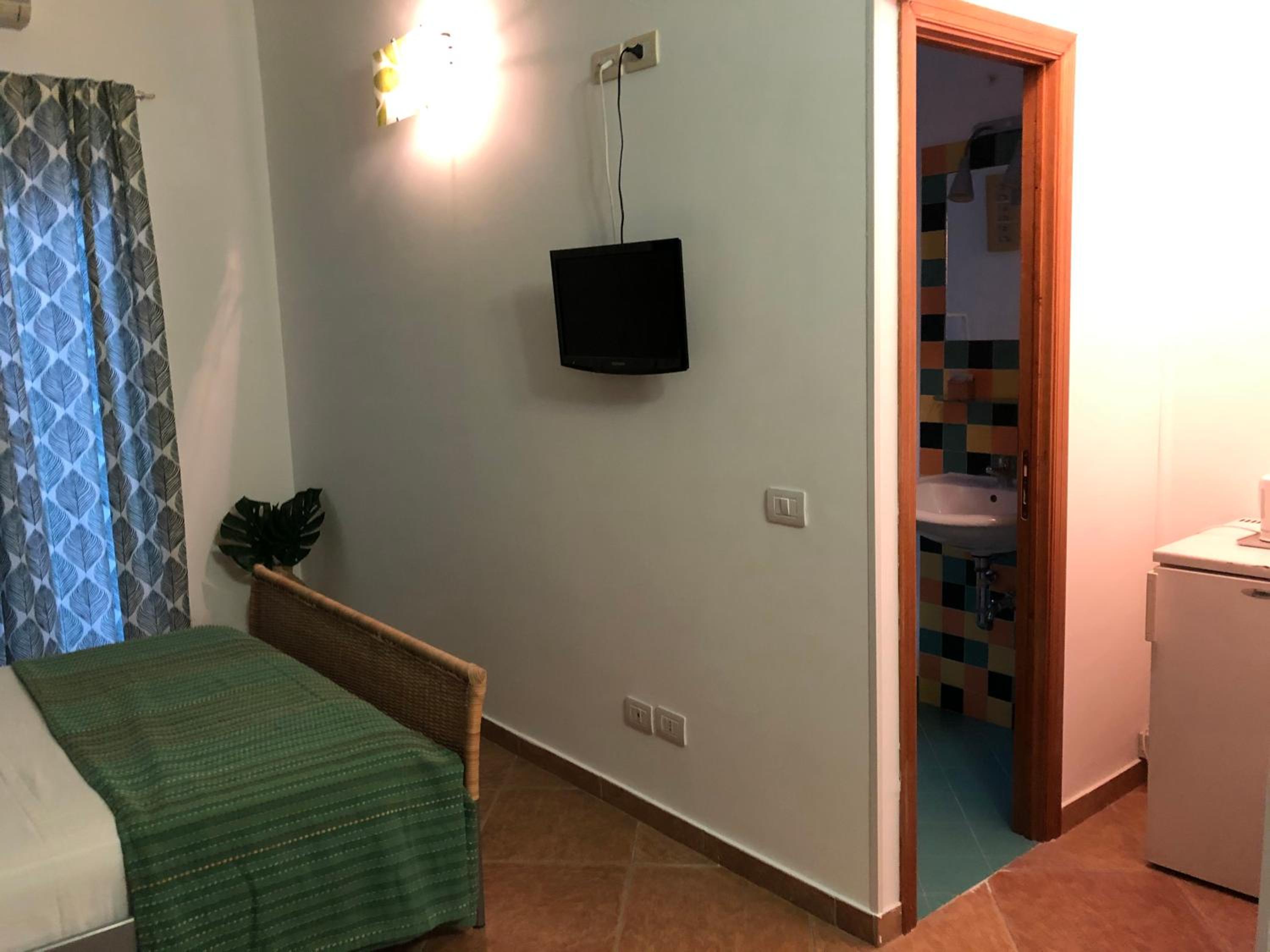 Double Room with Balcony - Photo 3
