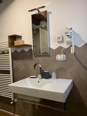 Single Room with Private Bathroom photo 3