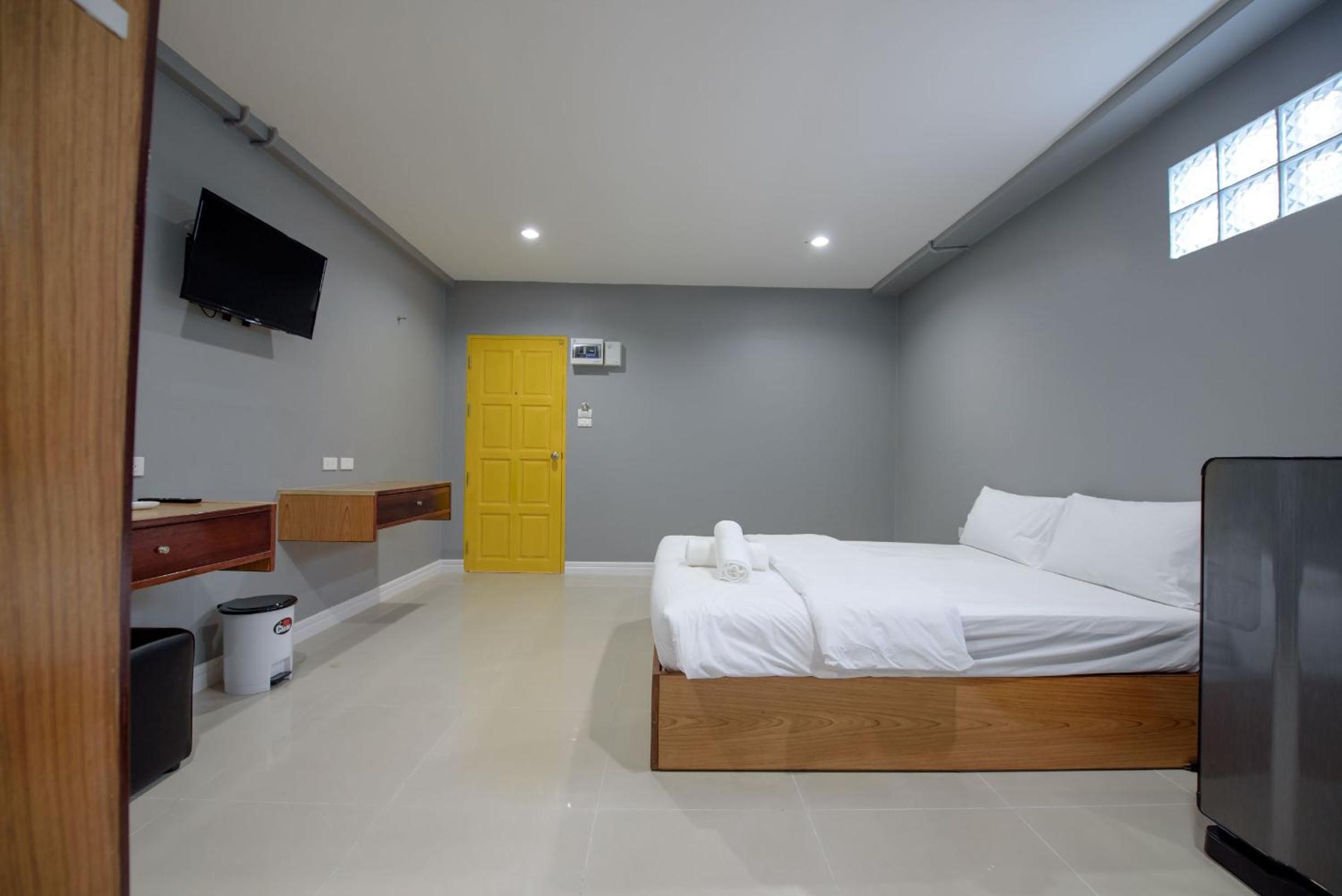 Standard Queen Room - Photo 6