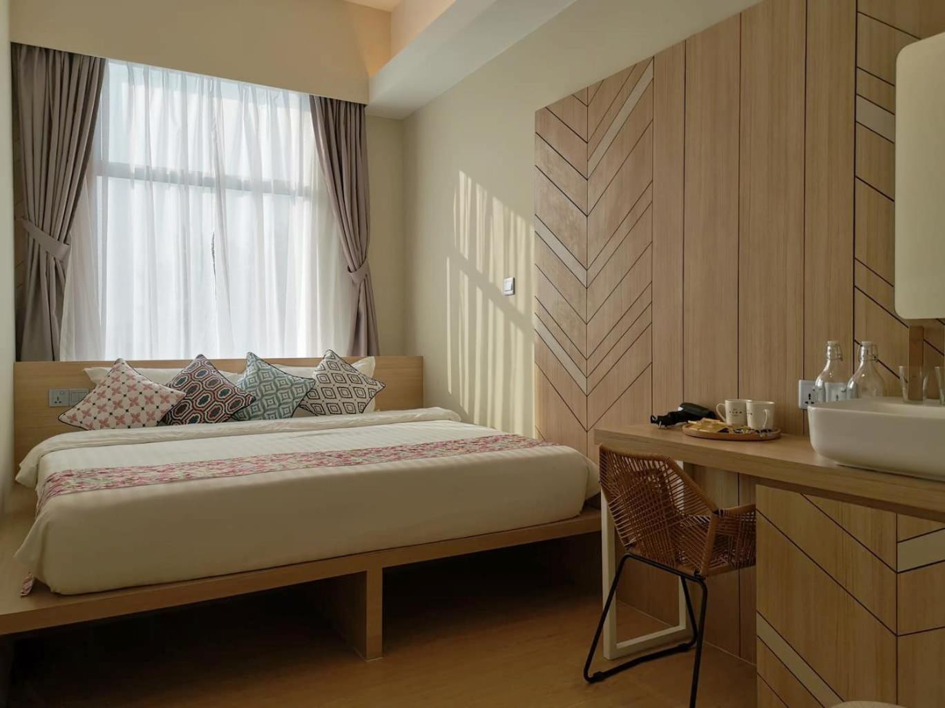 Deluxe Double Room with Side Sea View - Photo 1
