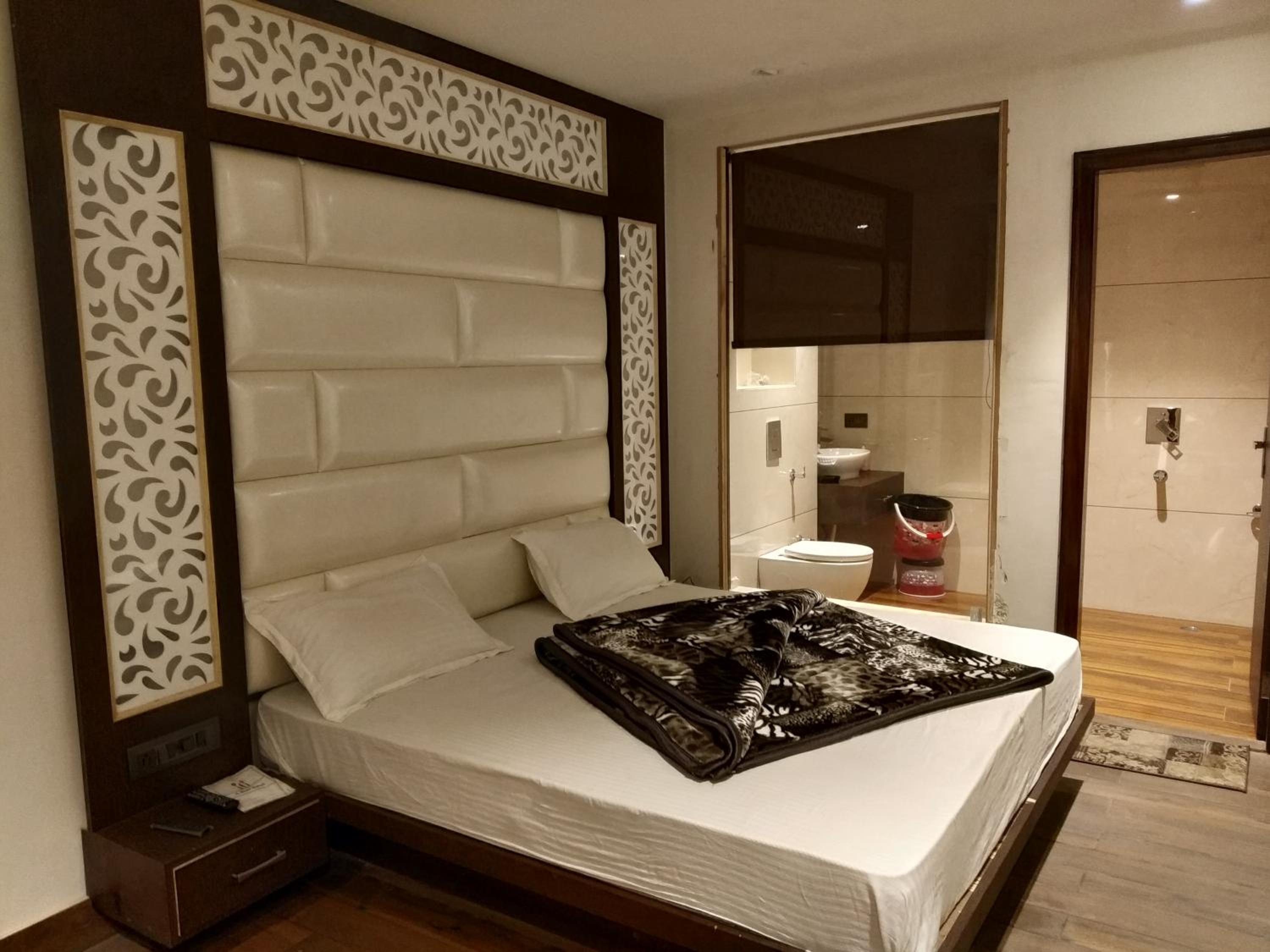 Deluxe Double Room - Photo 19