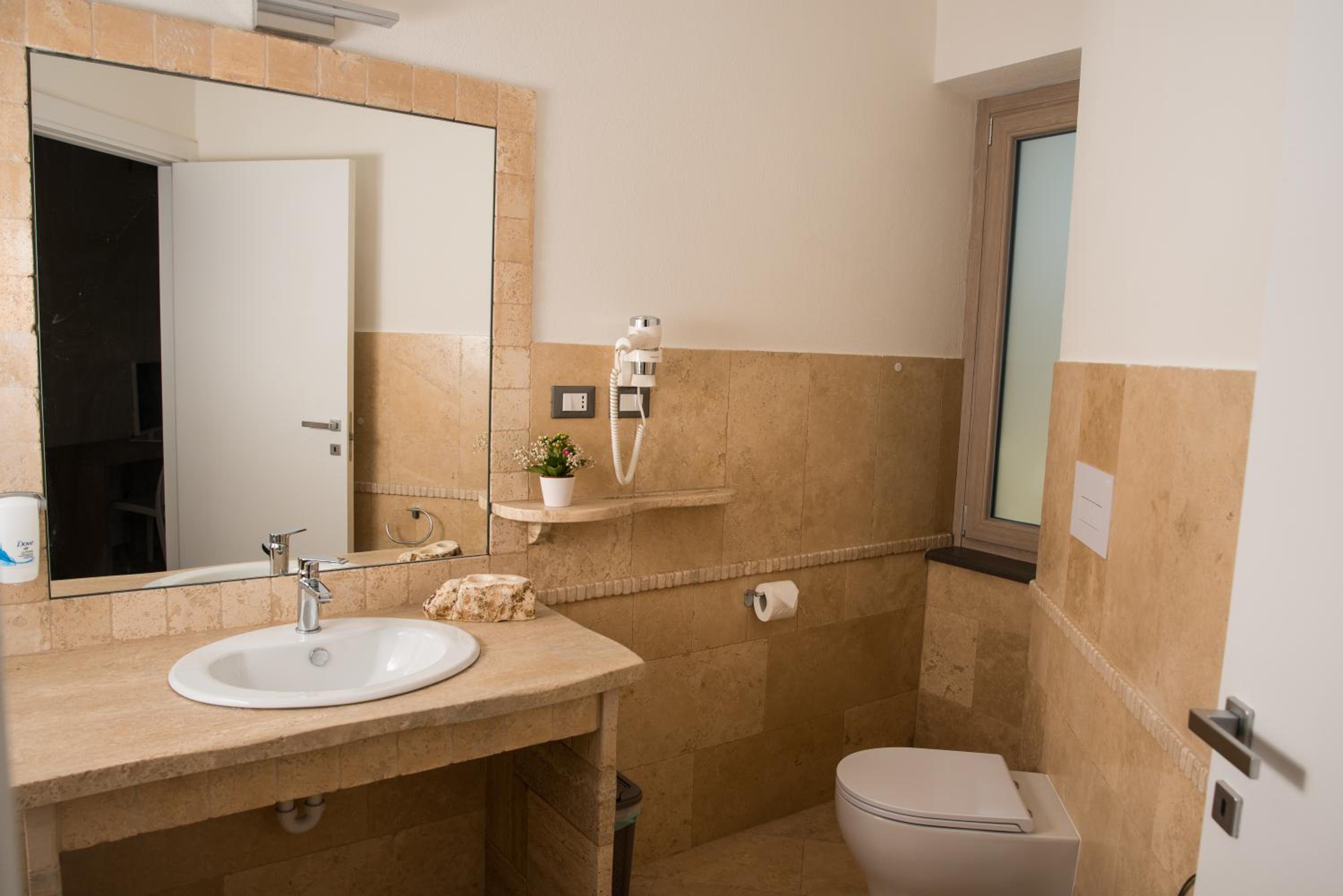 Standard Double or Twin Room - Photo 10