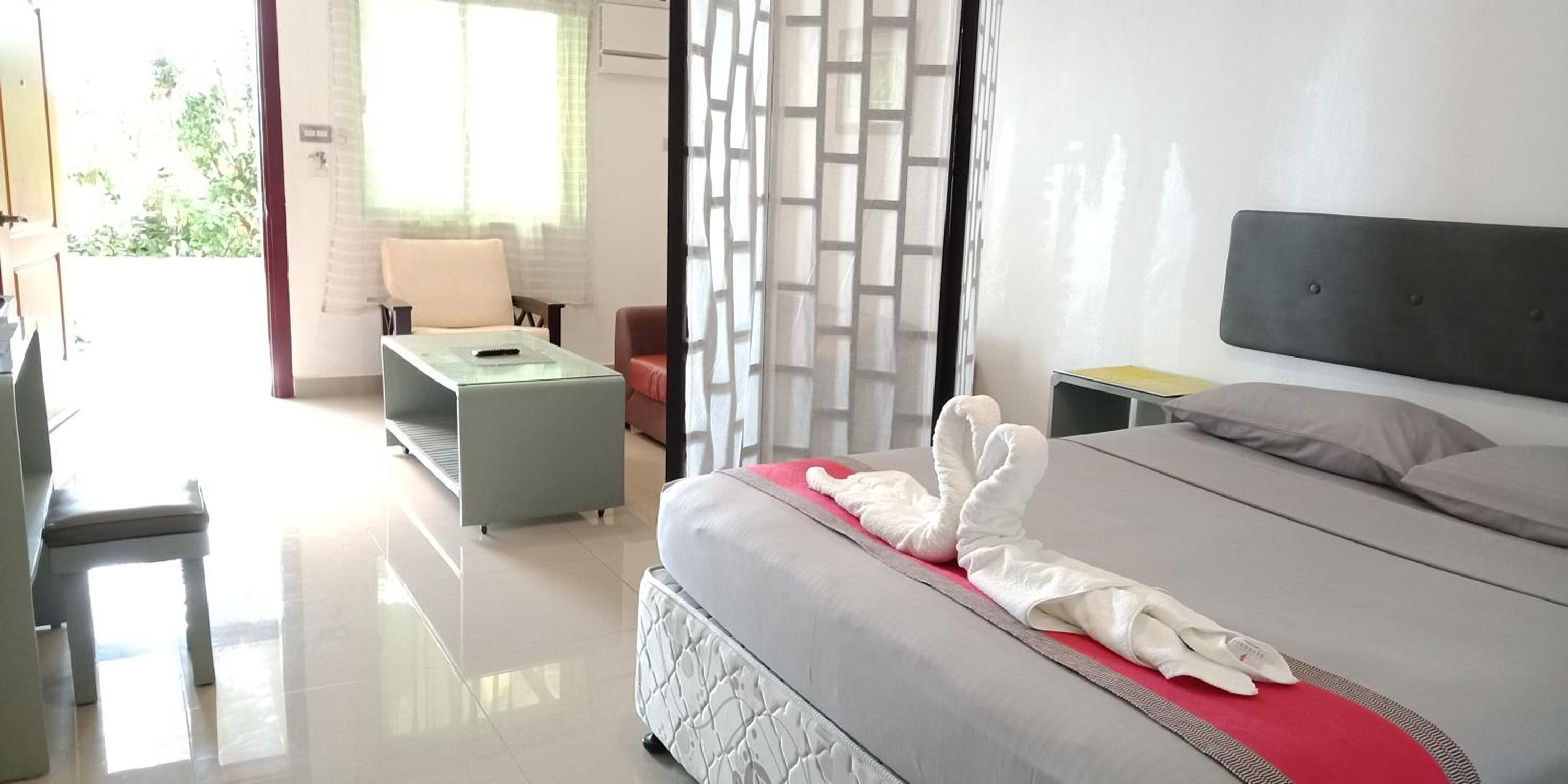 Deluxe Double Room (2 Adults + 1 Child) - Photo 3