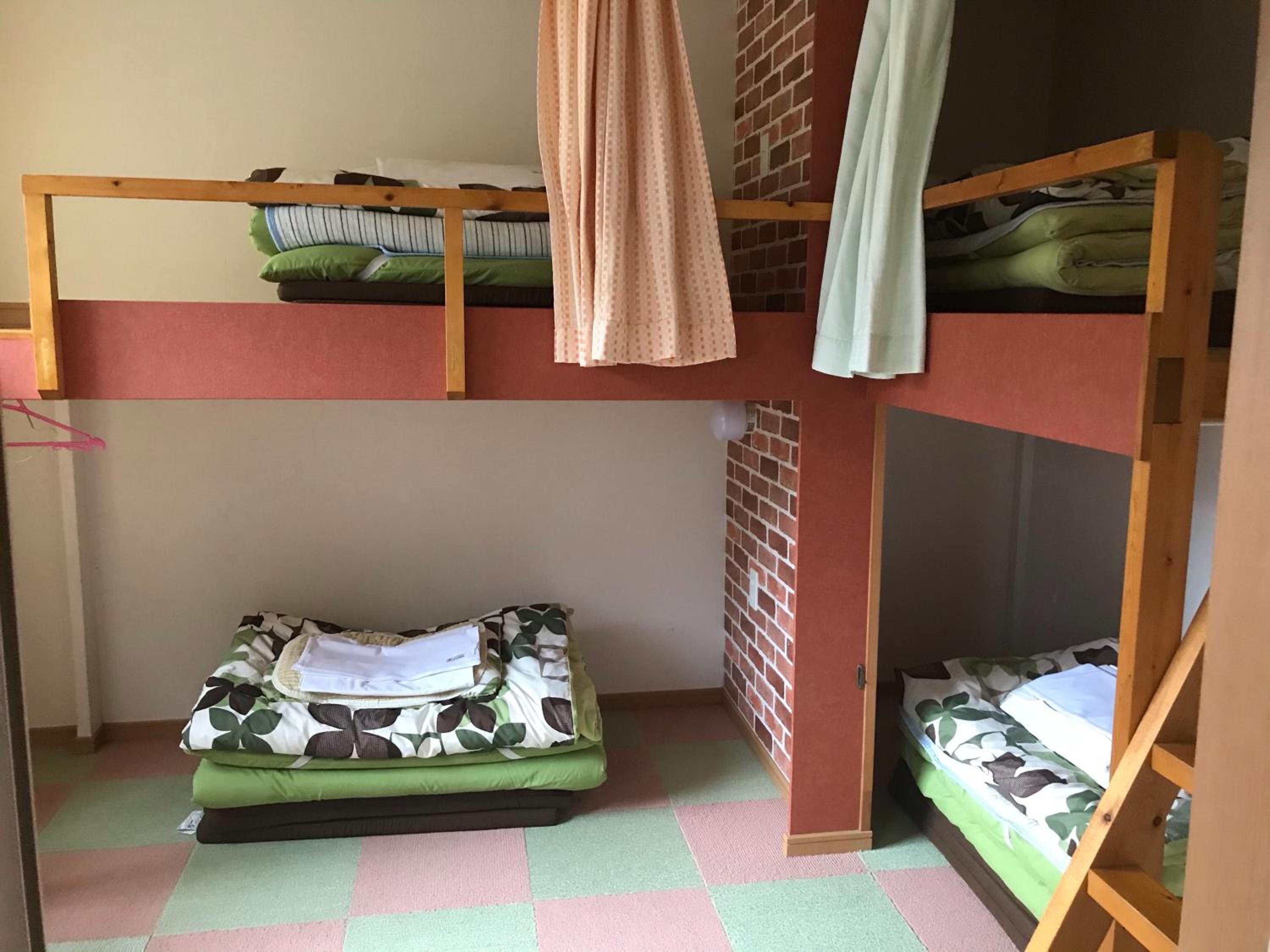 Quadruple Room with Shared Bathroom photo 2