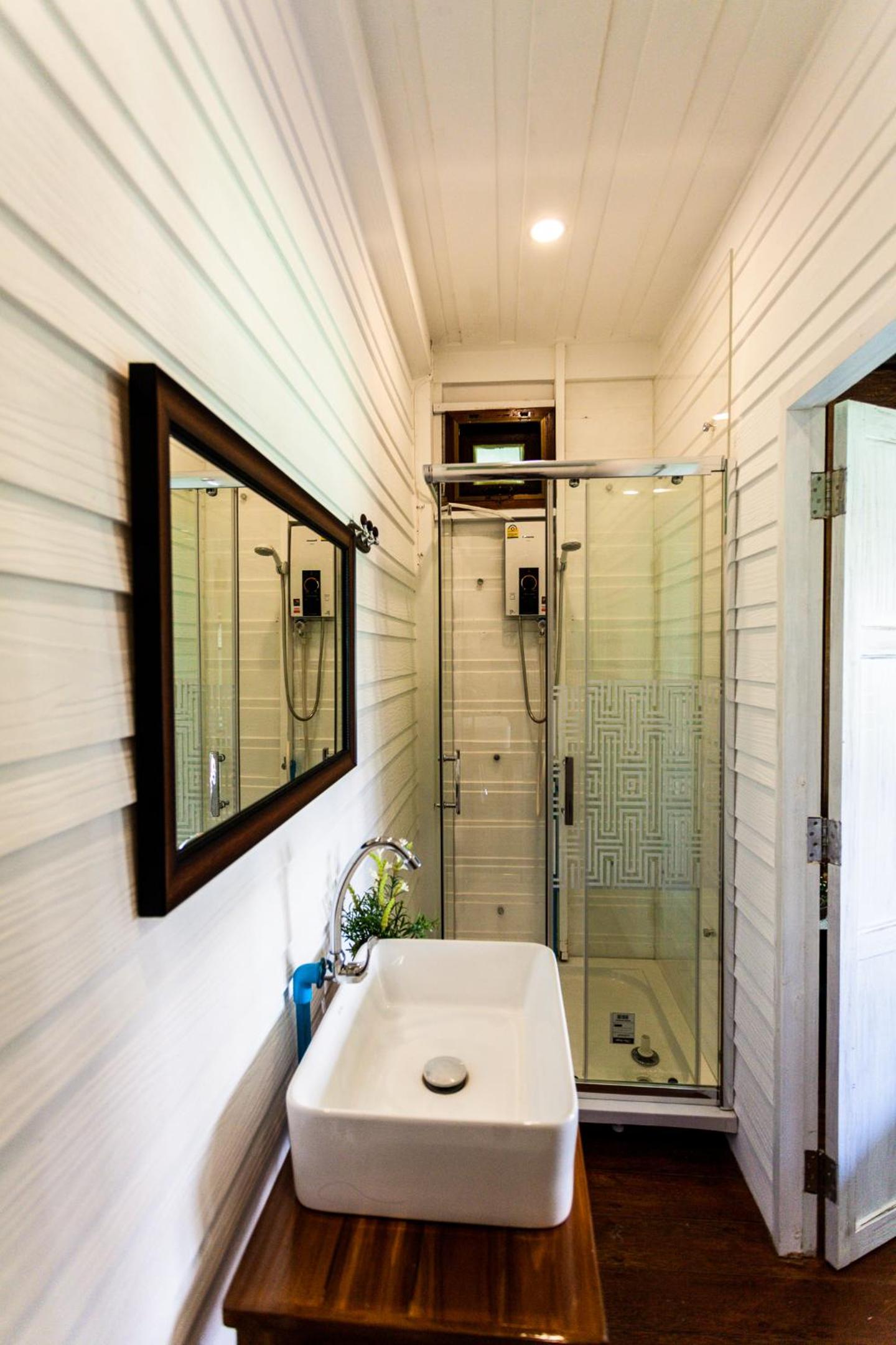 Deluxe King Suite - Photo 13