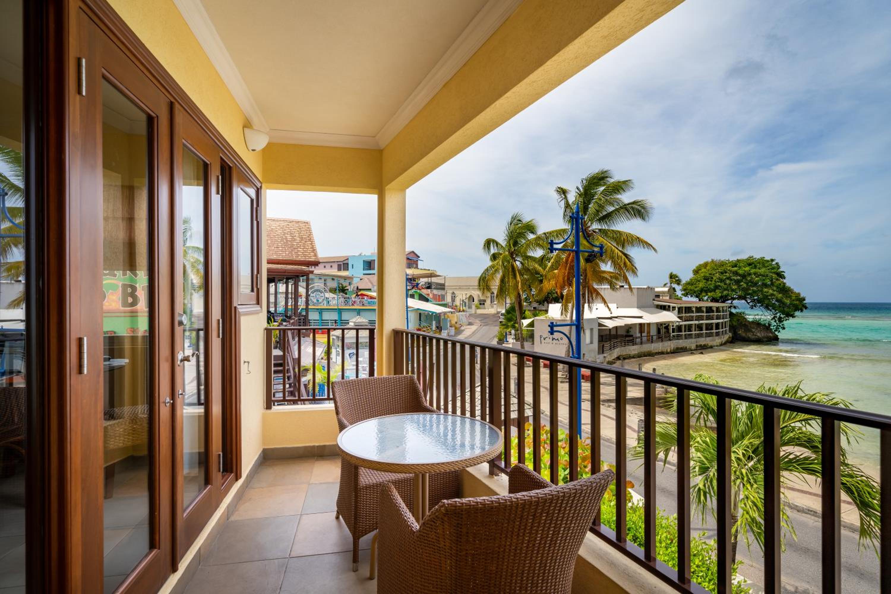 Two Bedroom Suite with Private Rooftop Patio & Seaview photo 2