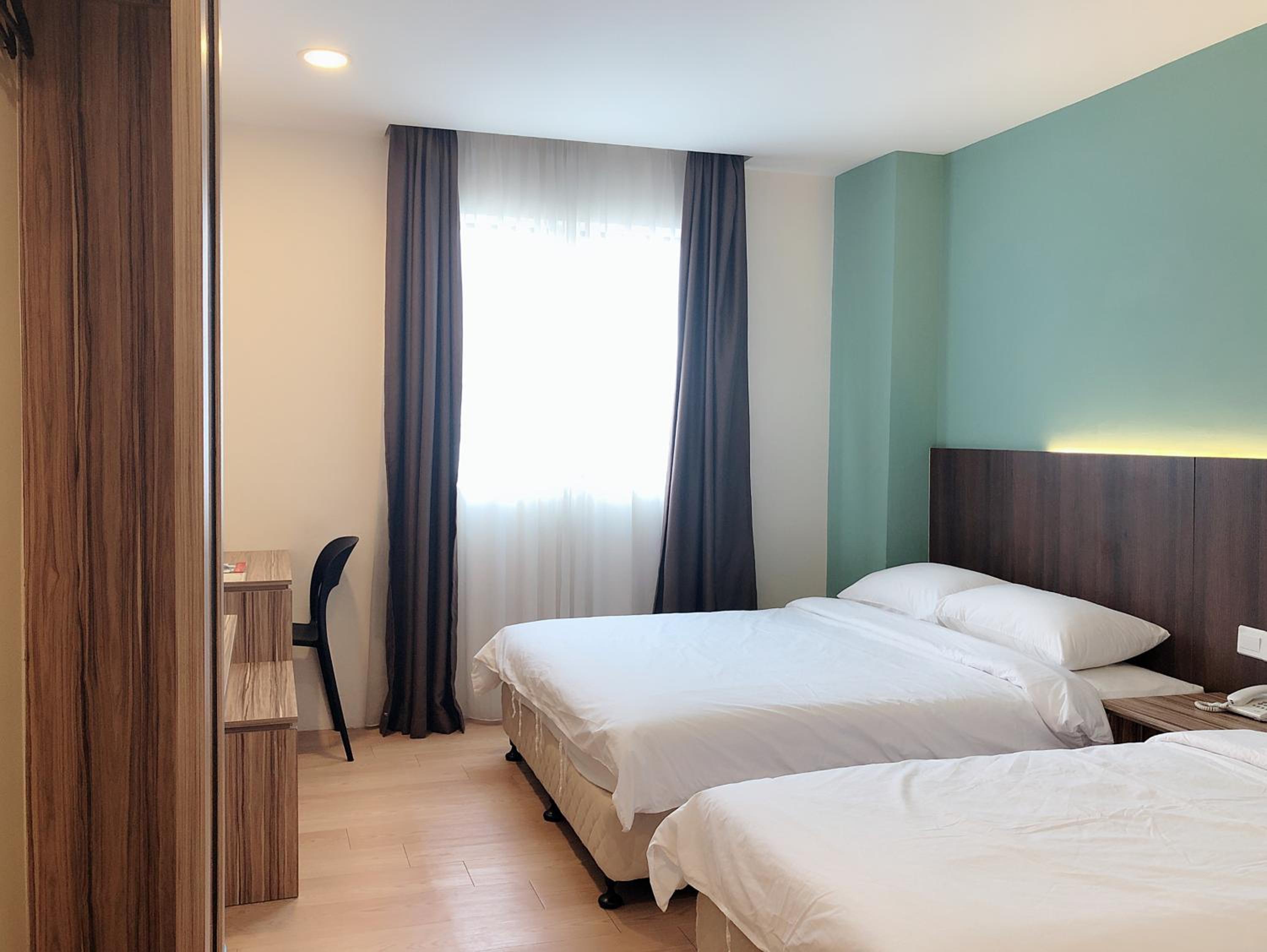 Superior Triple Room with Window