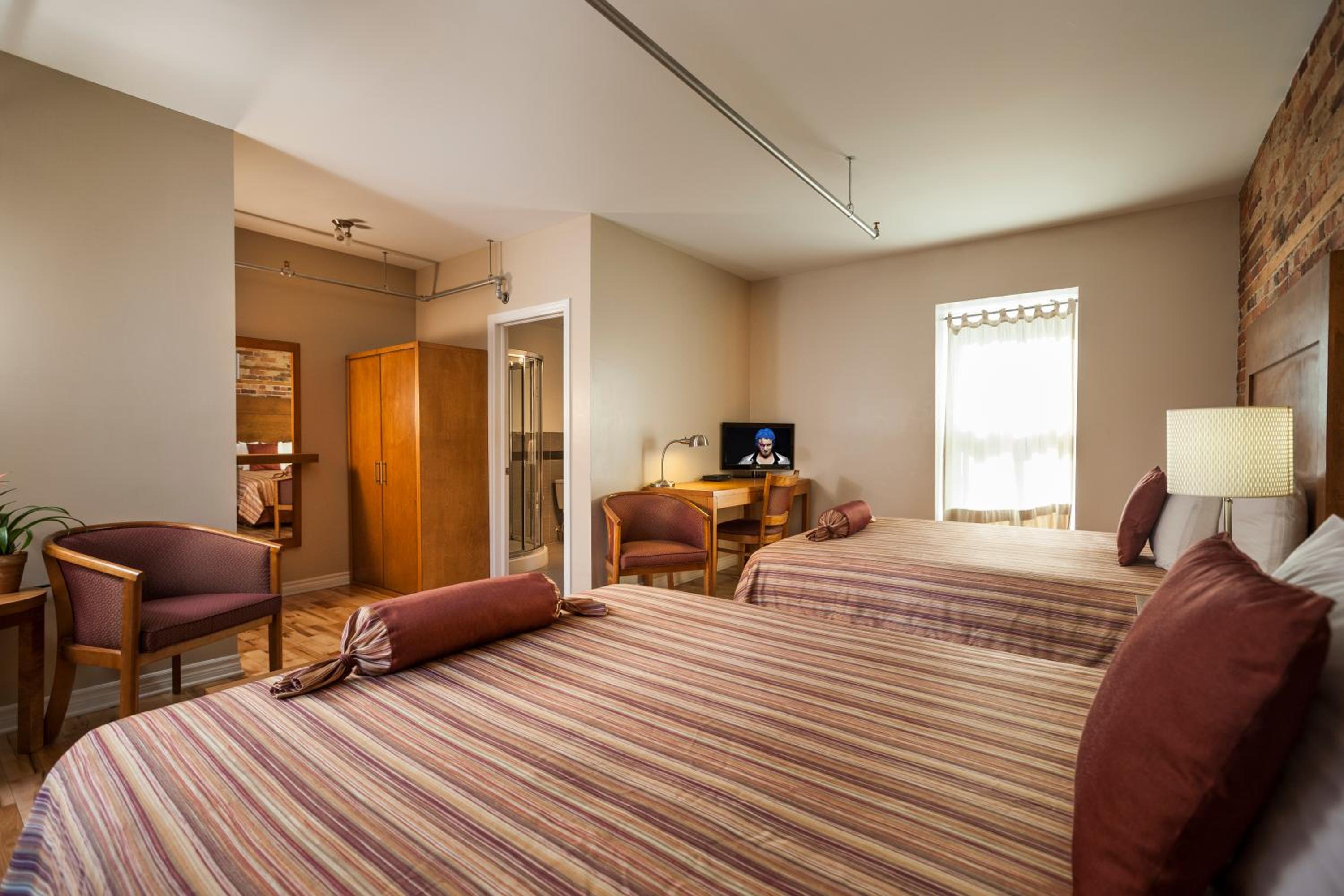 Superior Queen Room with Two Queen Beds - Photo 3