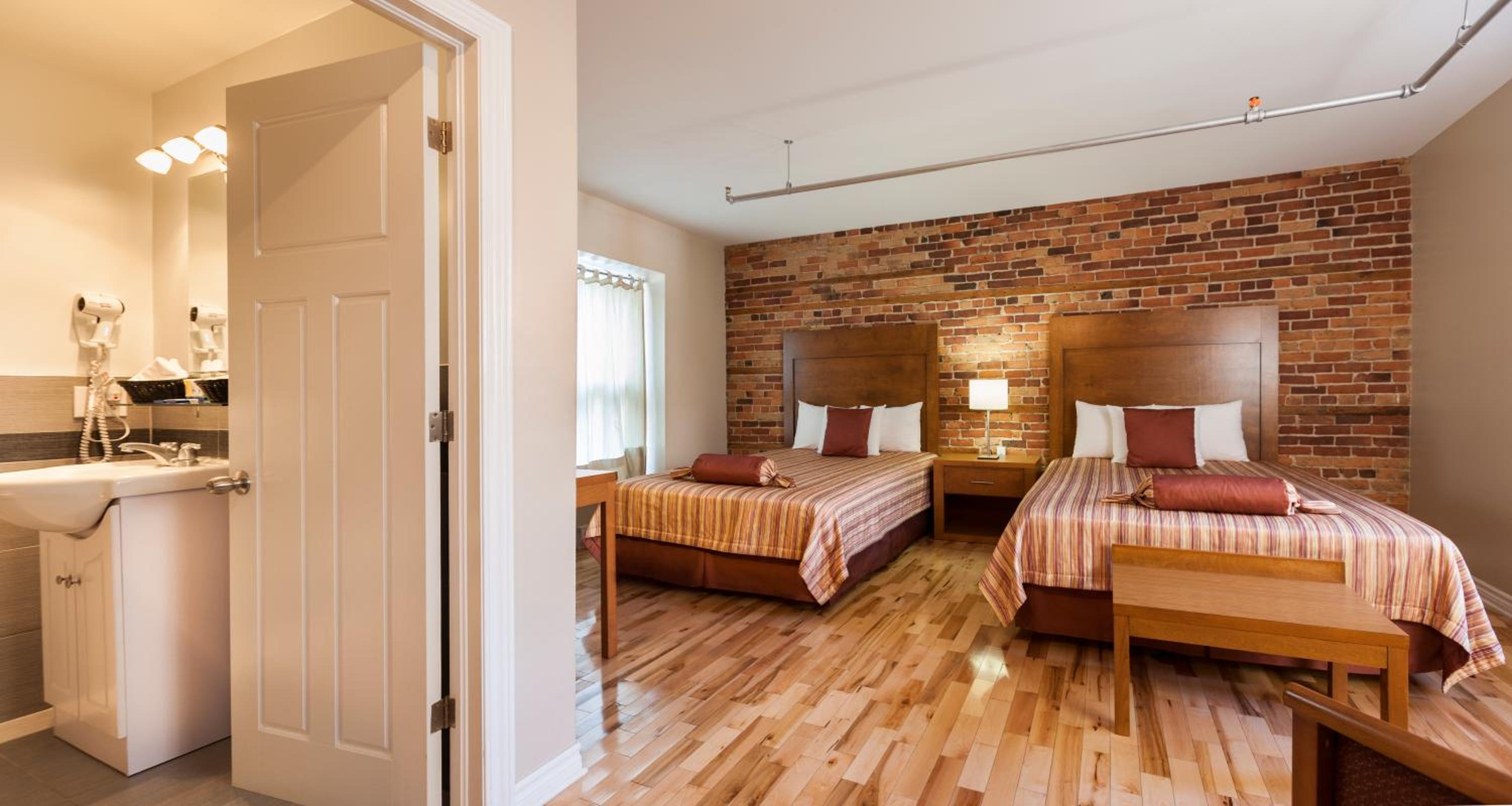Superior Queen Room with Two Queen Beds - Photo 4