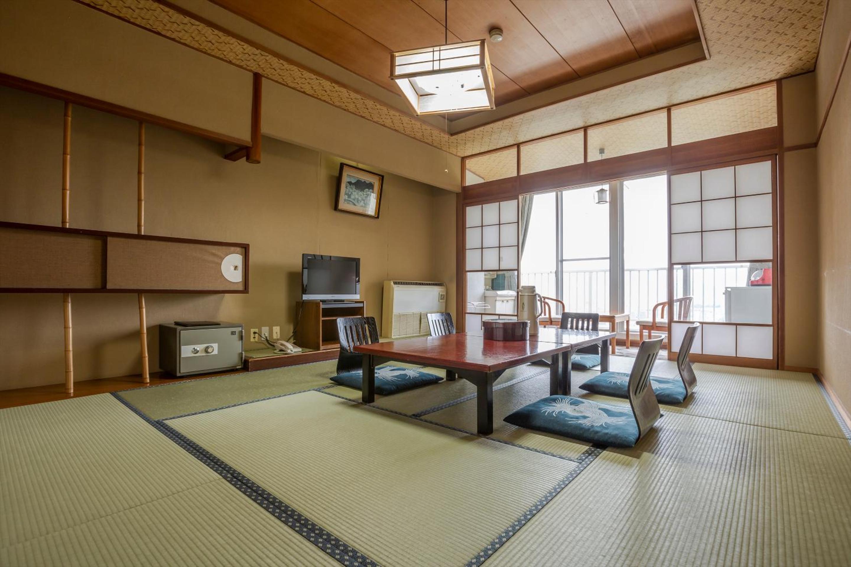 Japanese-Style Quintuple Room with Shared Bathroom with Mountain View - Smoking - Photo 1