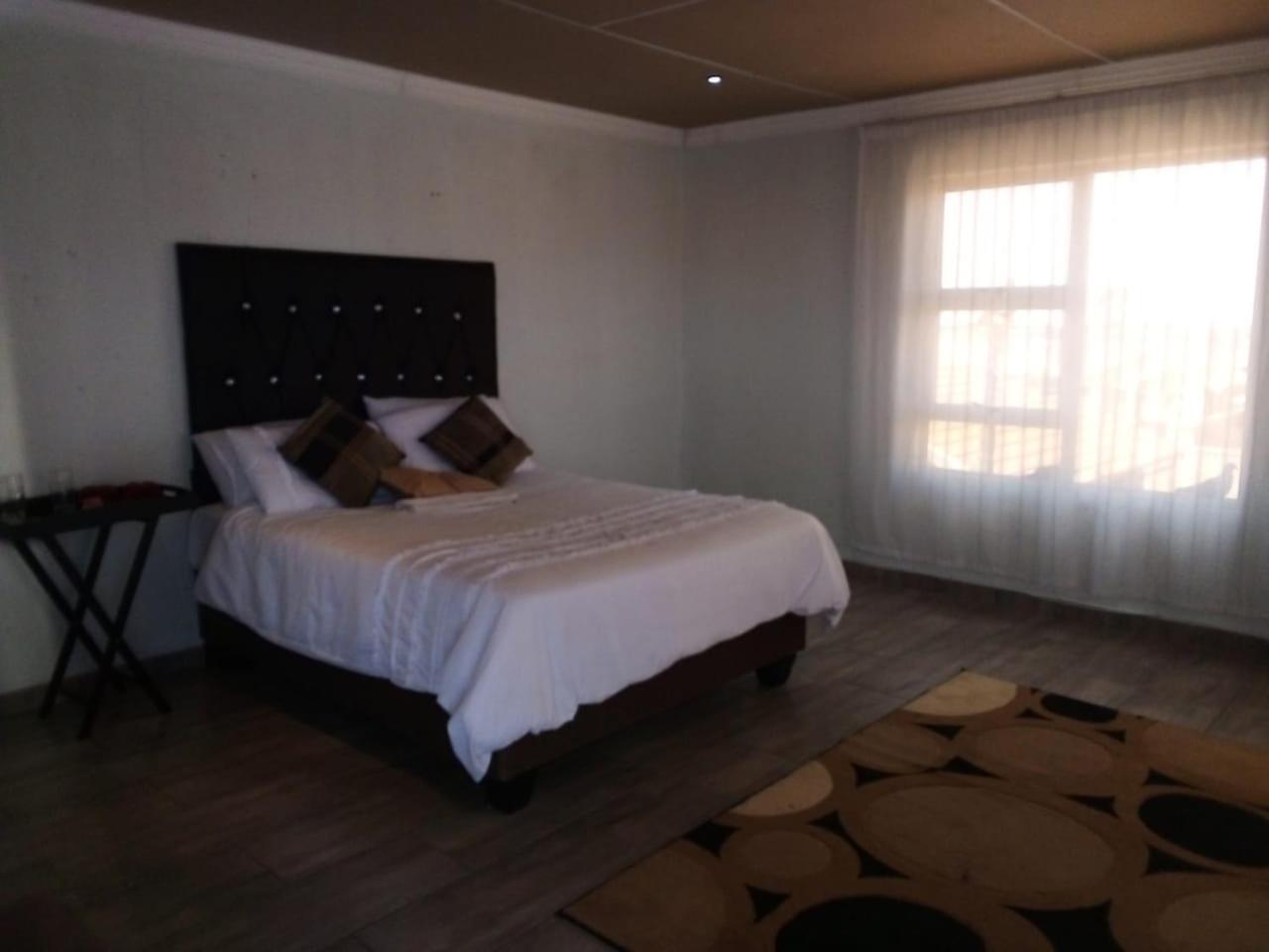 Budget Double Room - Photo 9