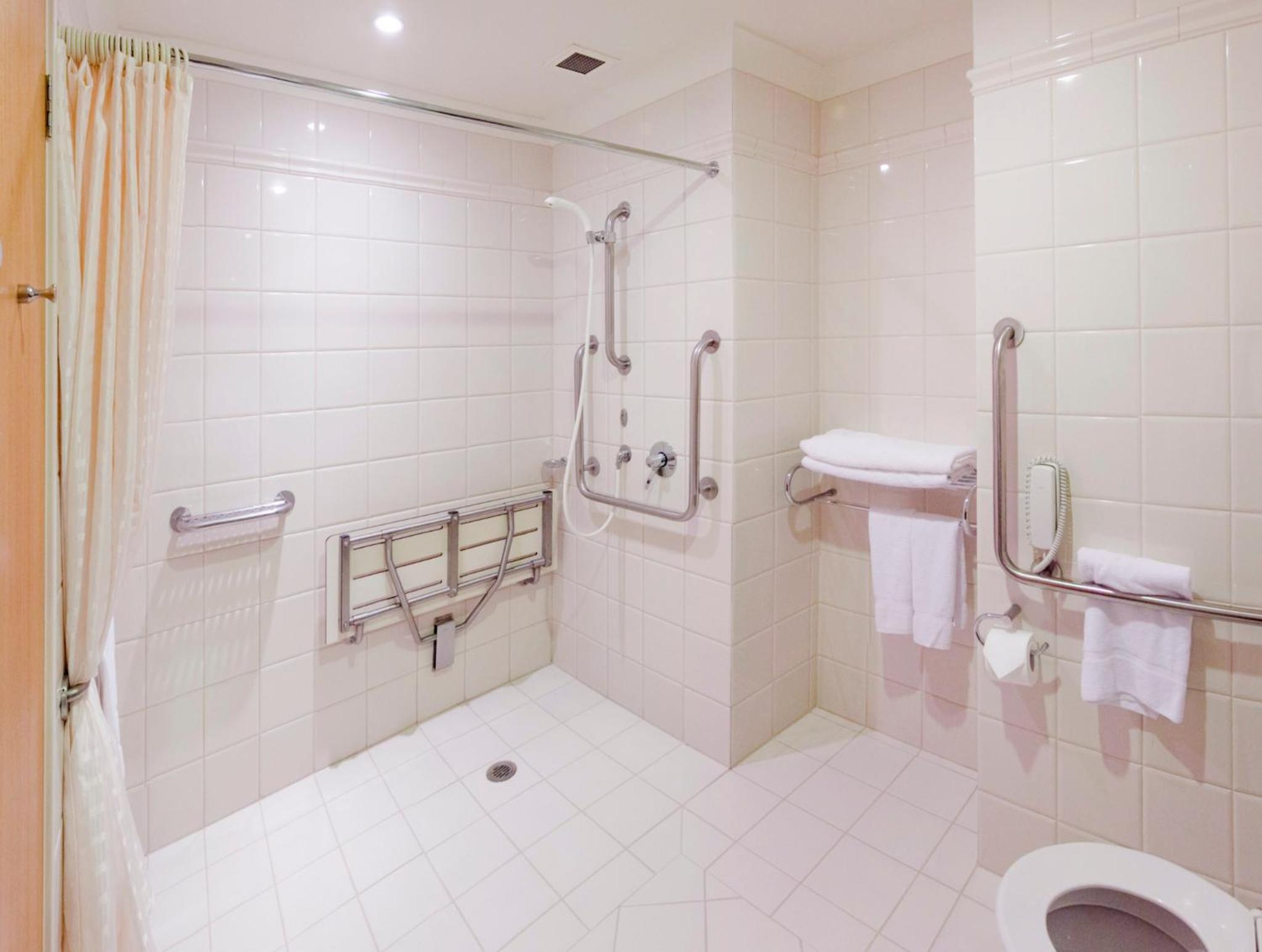 Disability Access Room - Photo 2