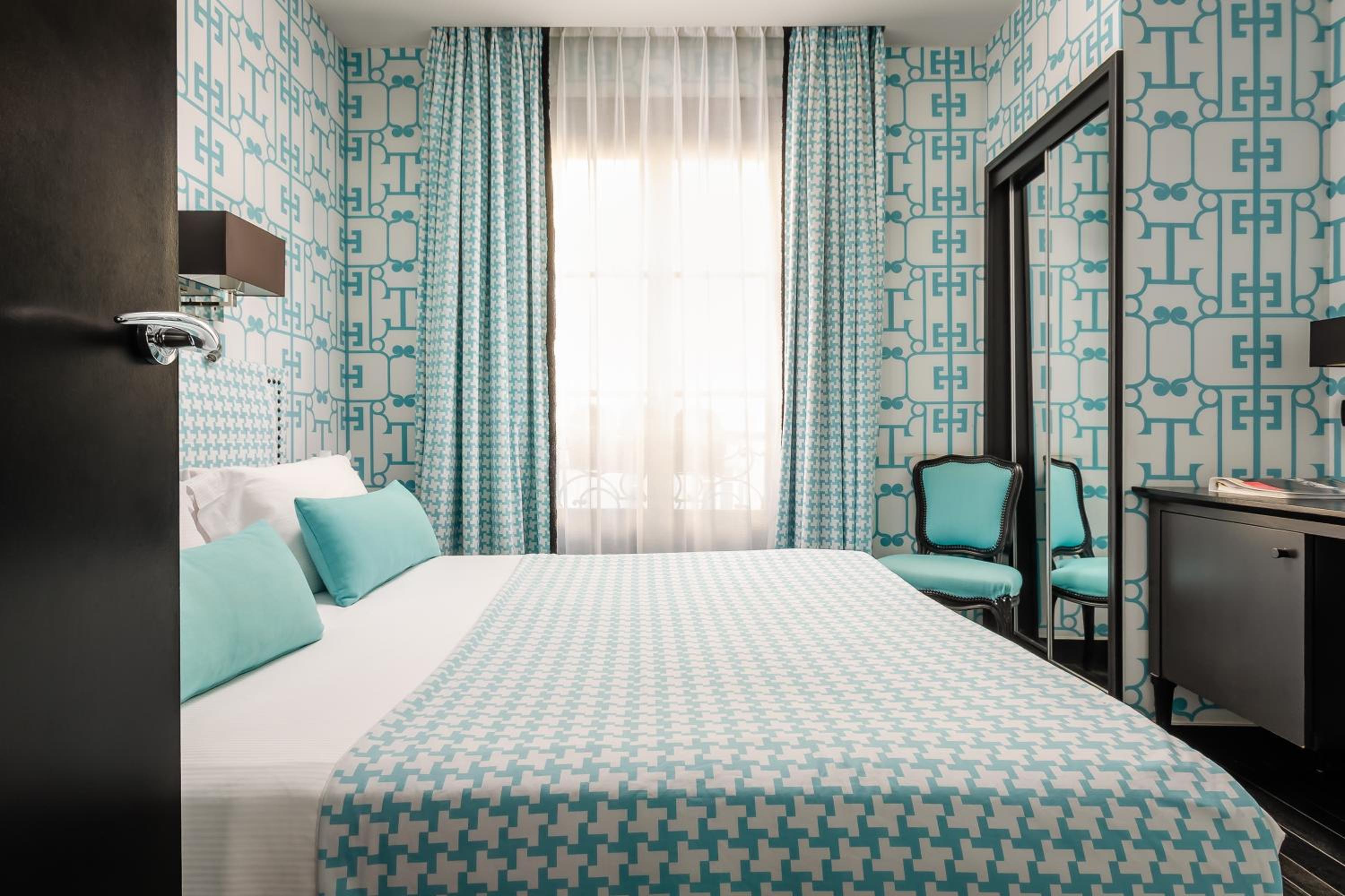 Standard Double Room thumbnail 6