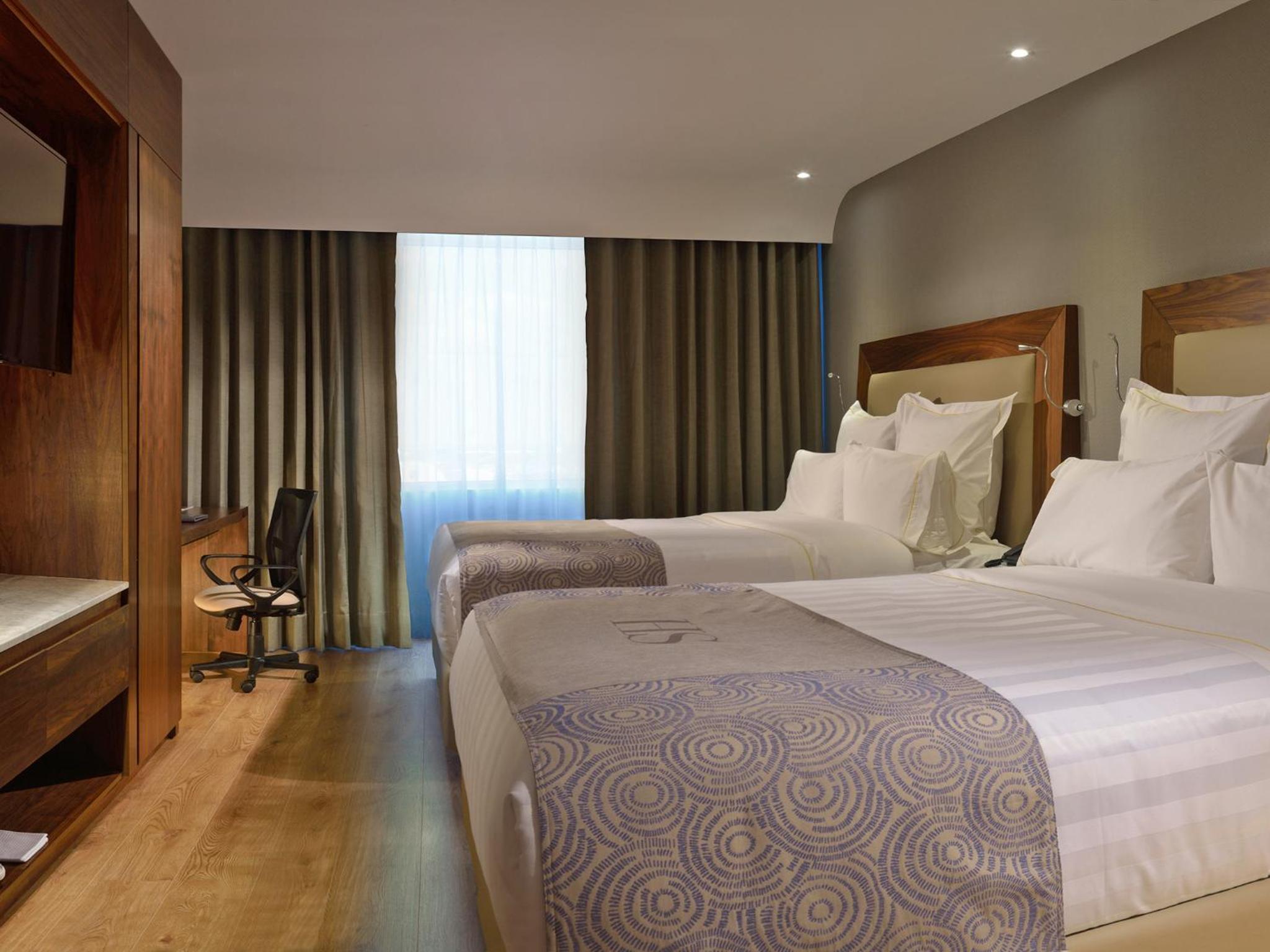 Deluxe Queen Room