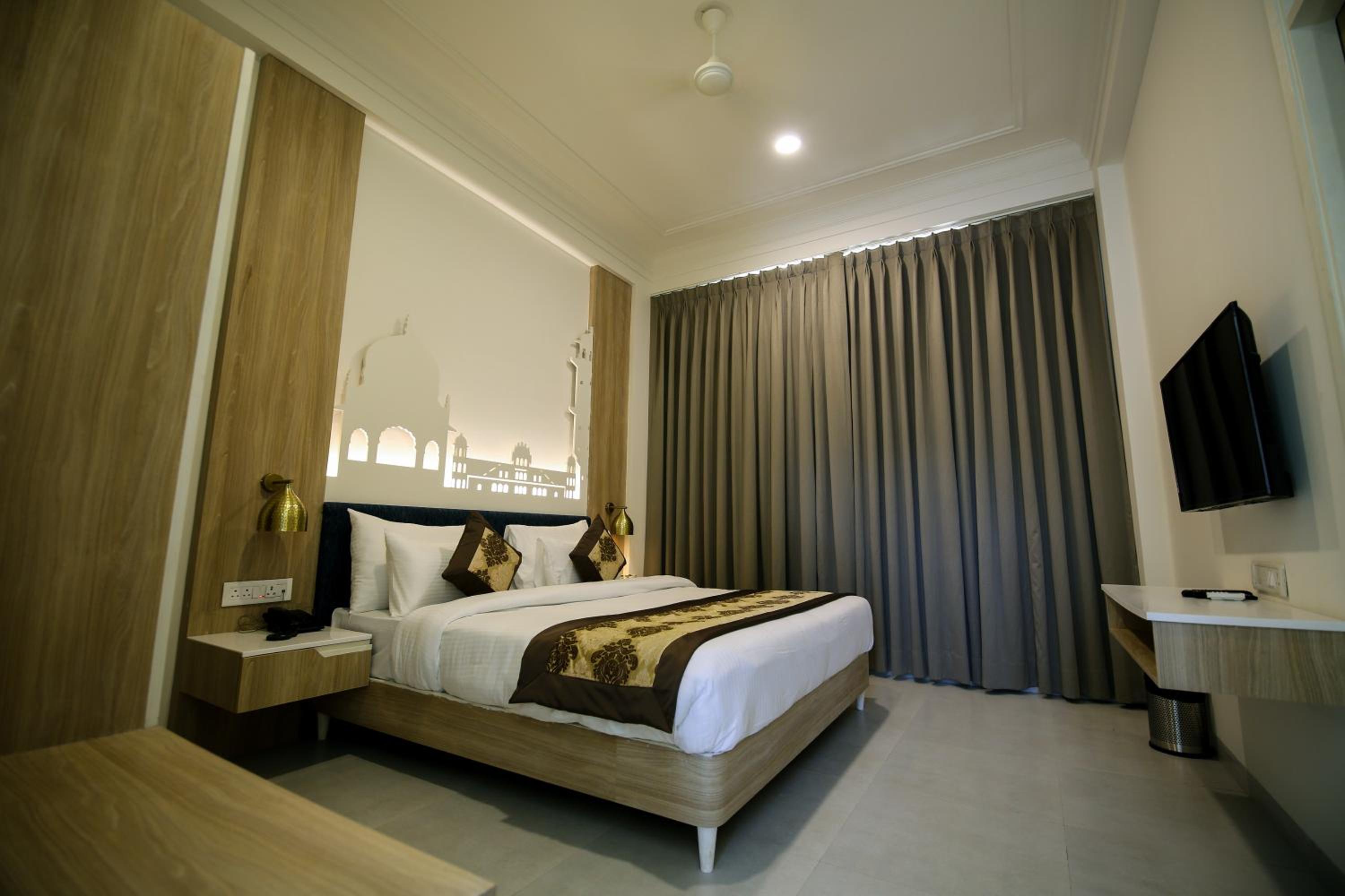 Deluxe Room - Photo 9