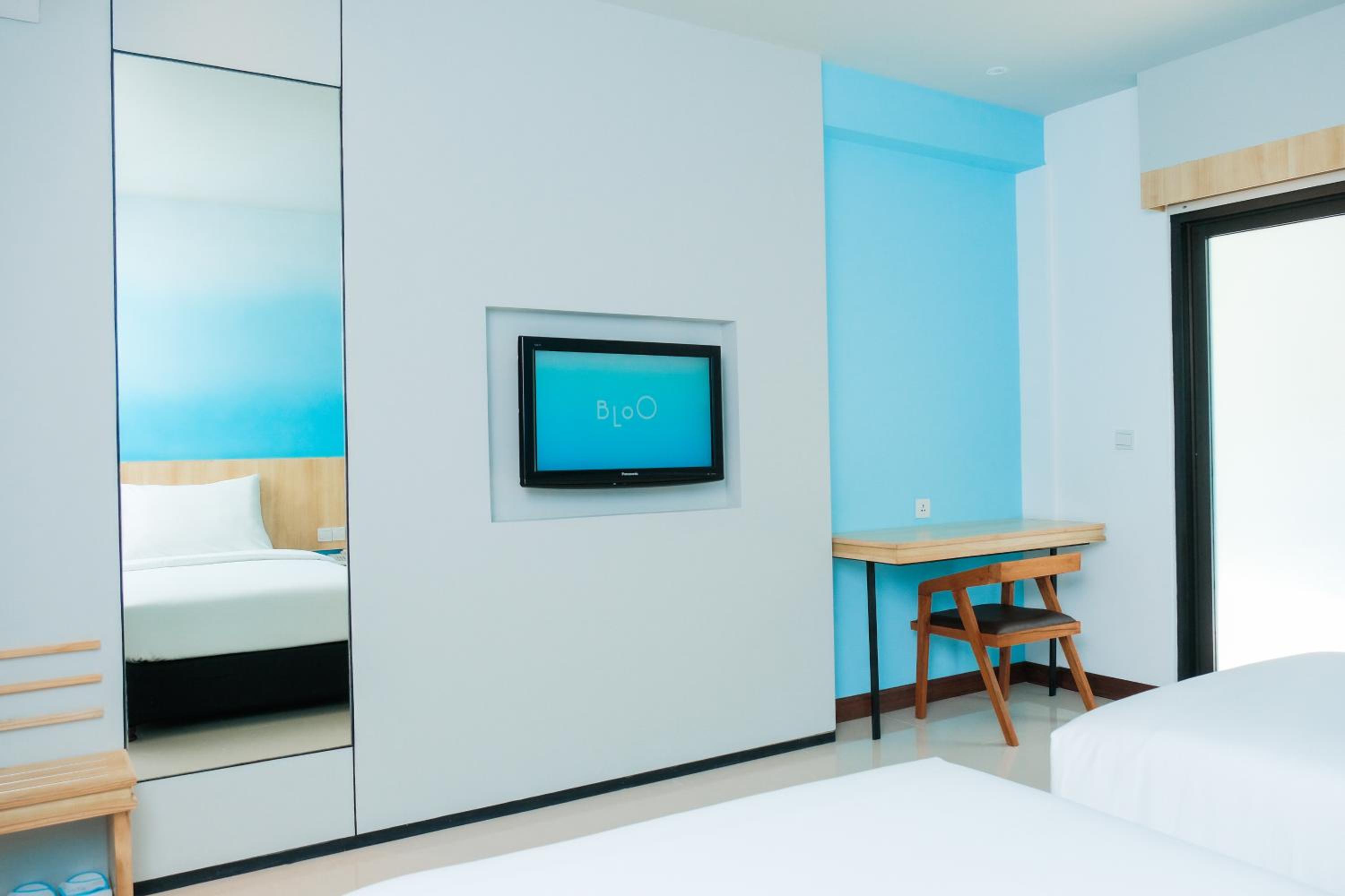Deluxe Twin Room with Pool Access - Photo 10