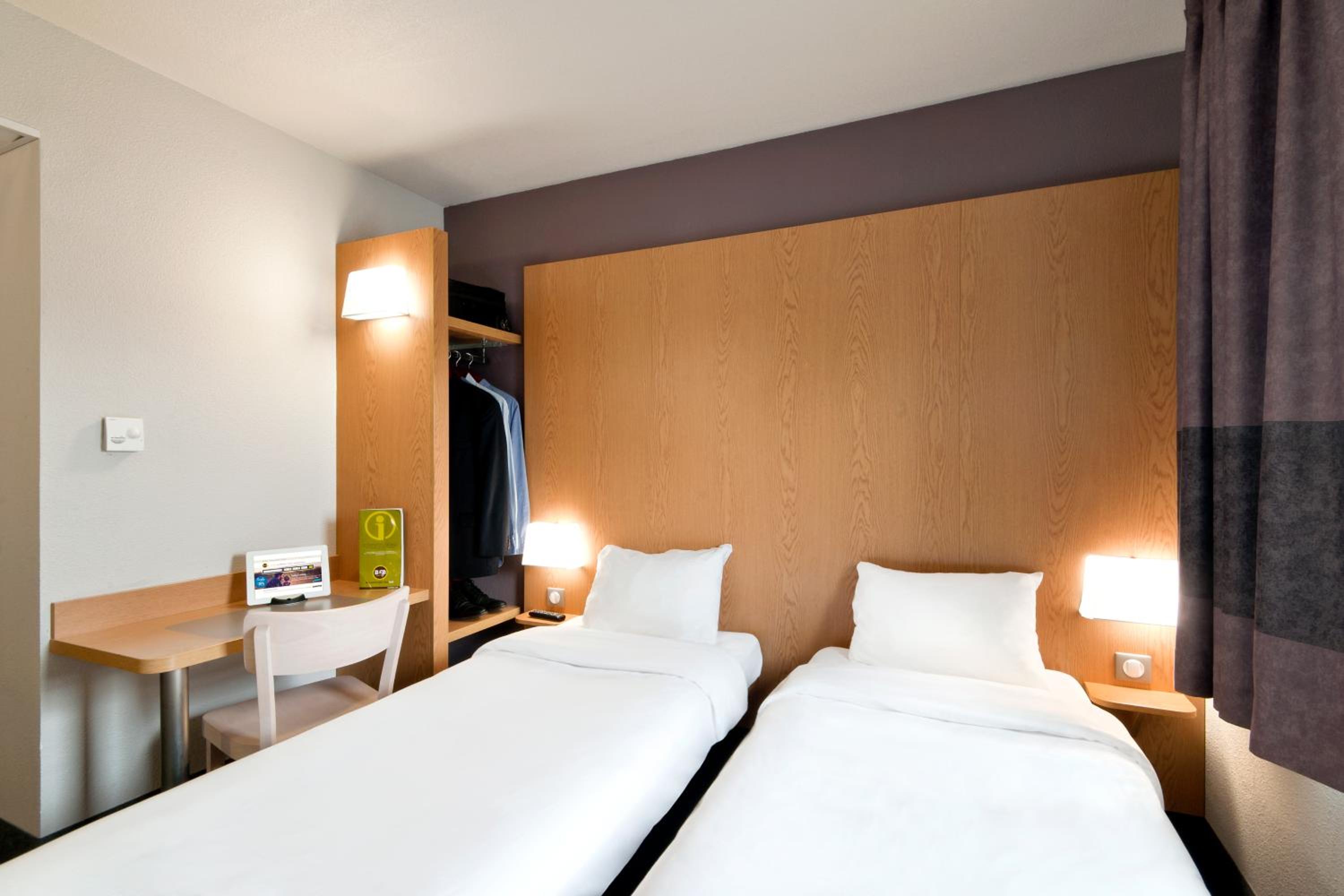 2 Adjacent Rooms (1 Double and 1 Twin)
