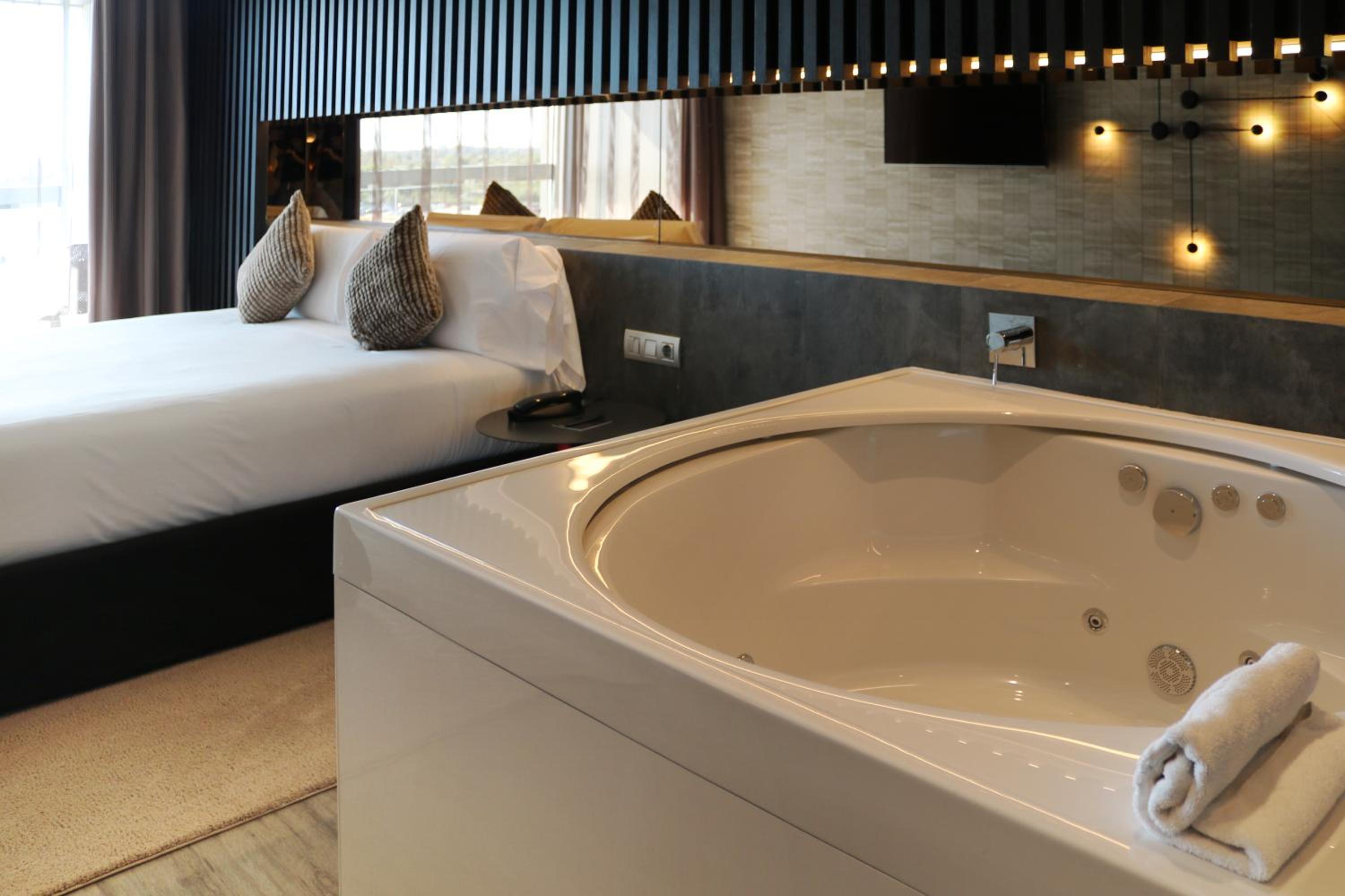 Suite Deluxe con Bañera de Hidromasaje Suite Deluxe con Bañera de Hidromasaje