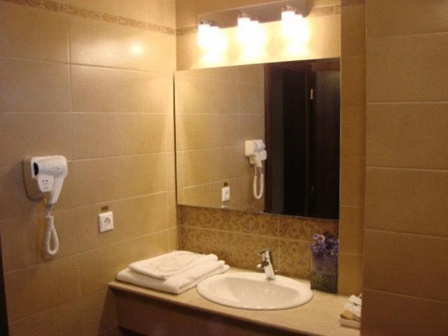 Twin Room - Photo 3