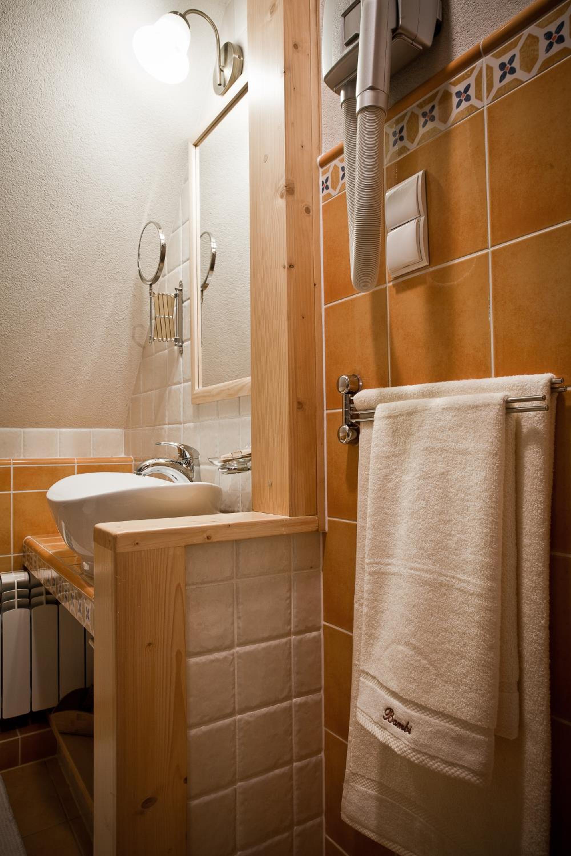 Standard Room with Two Beds - Photo 4