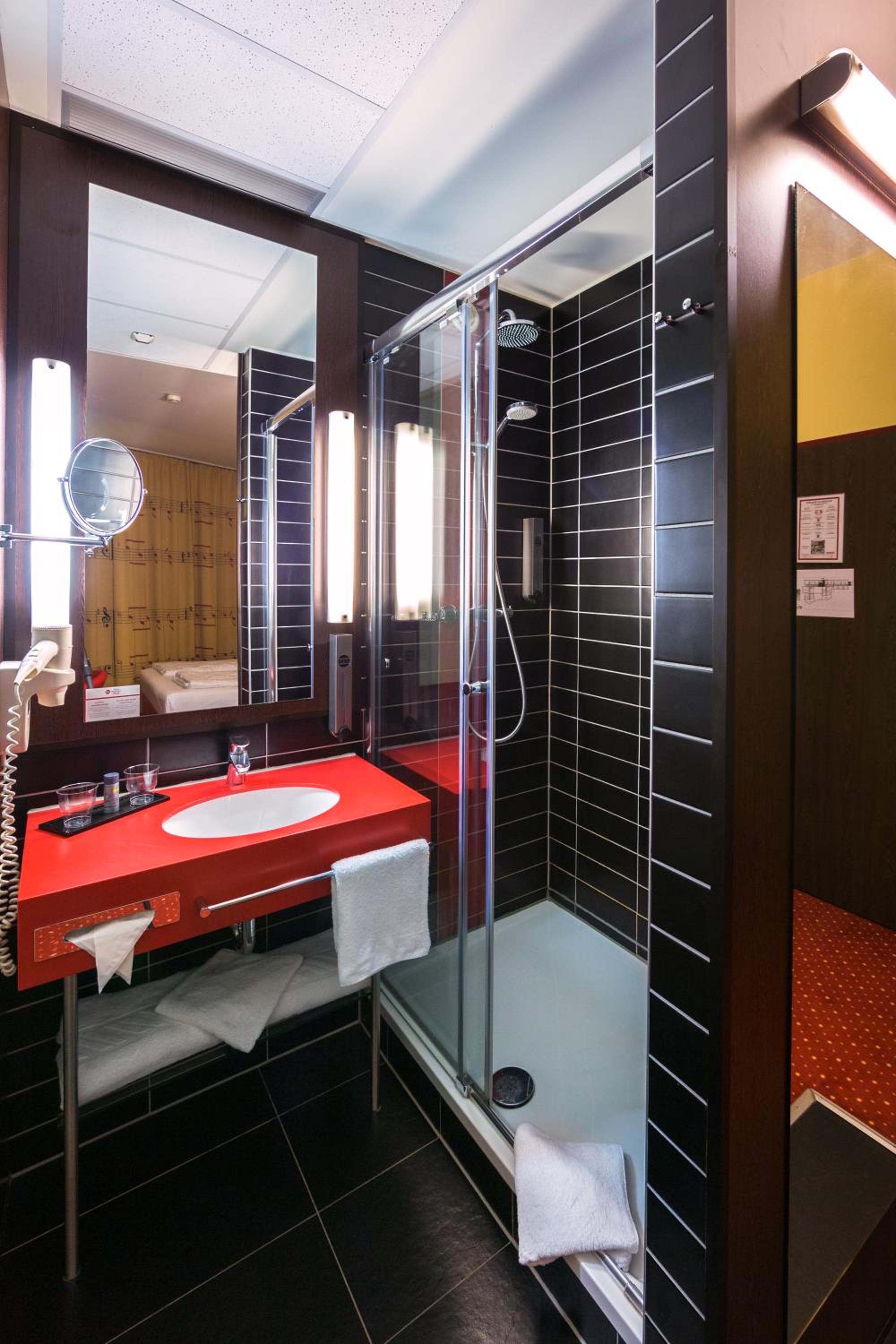 Standard Twin Room - Photo 2