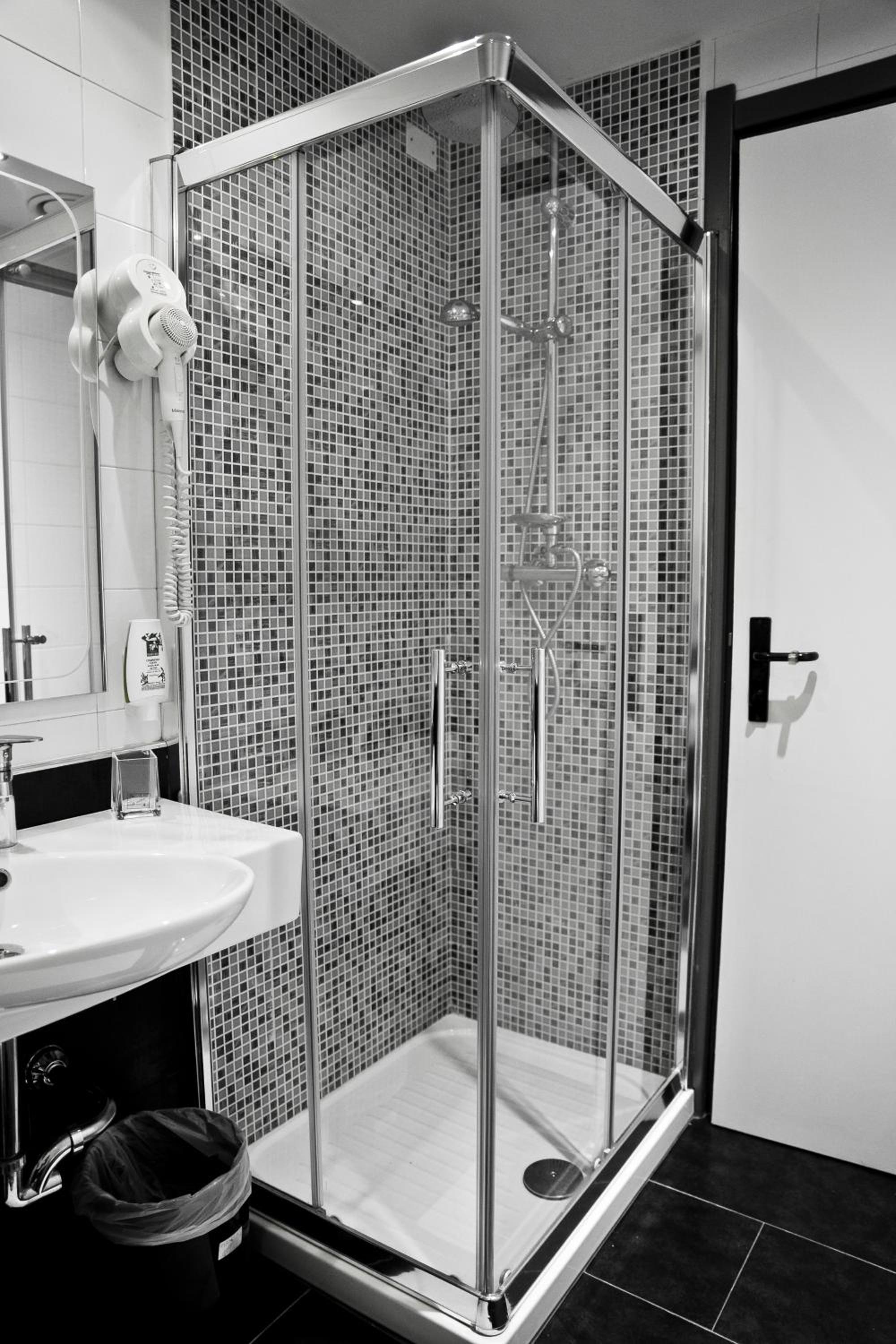 Double or Twin Room - Photo 2