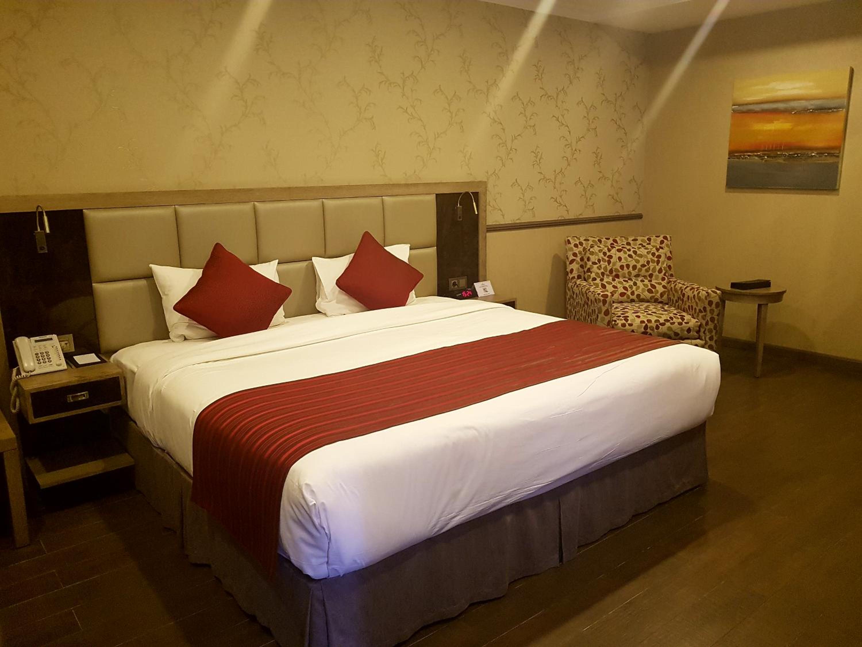 Superior King Room - Non-Smoking - Photo 2