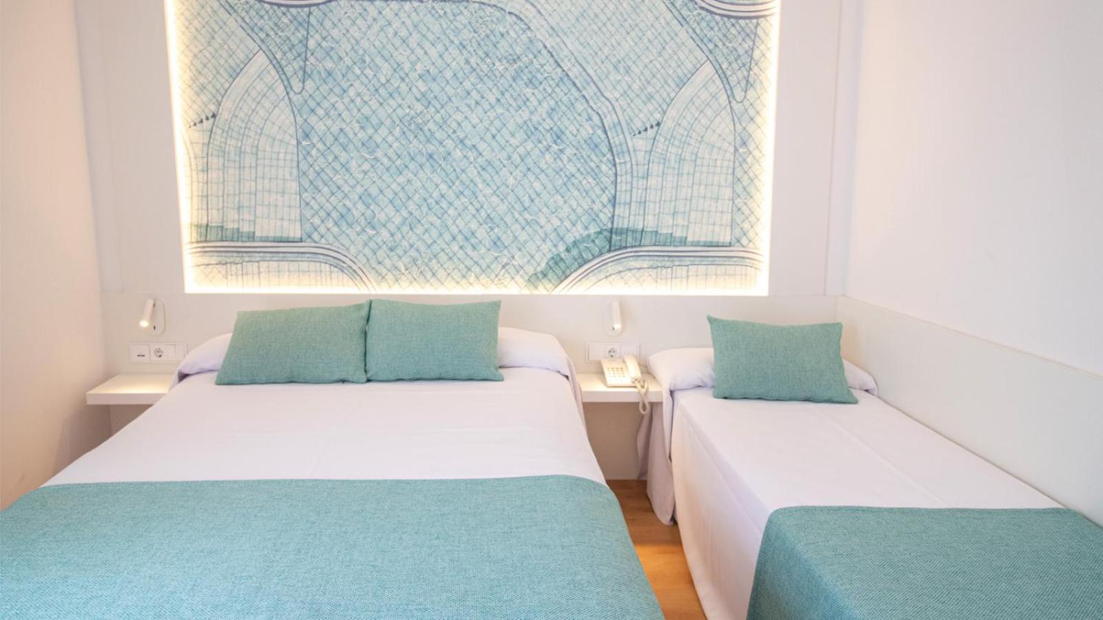 Habitación Triple con Vista a la Piscina (2 Adultos + 1 Niño)