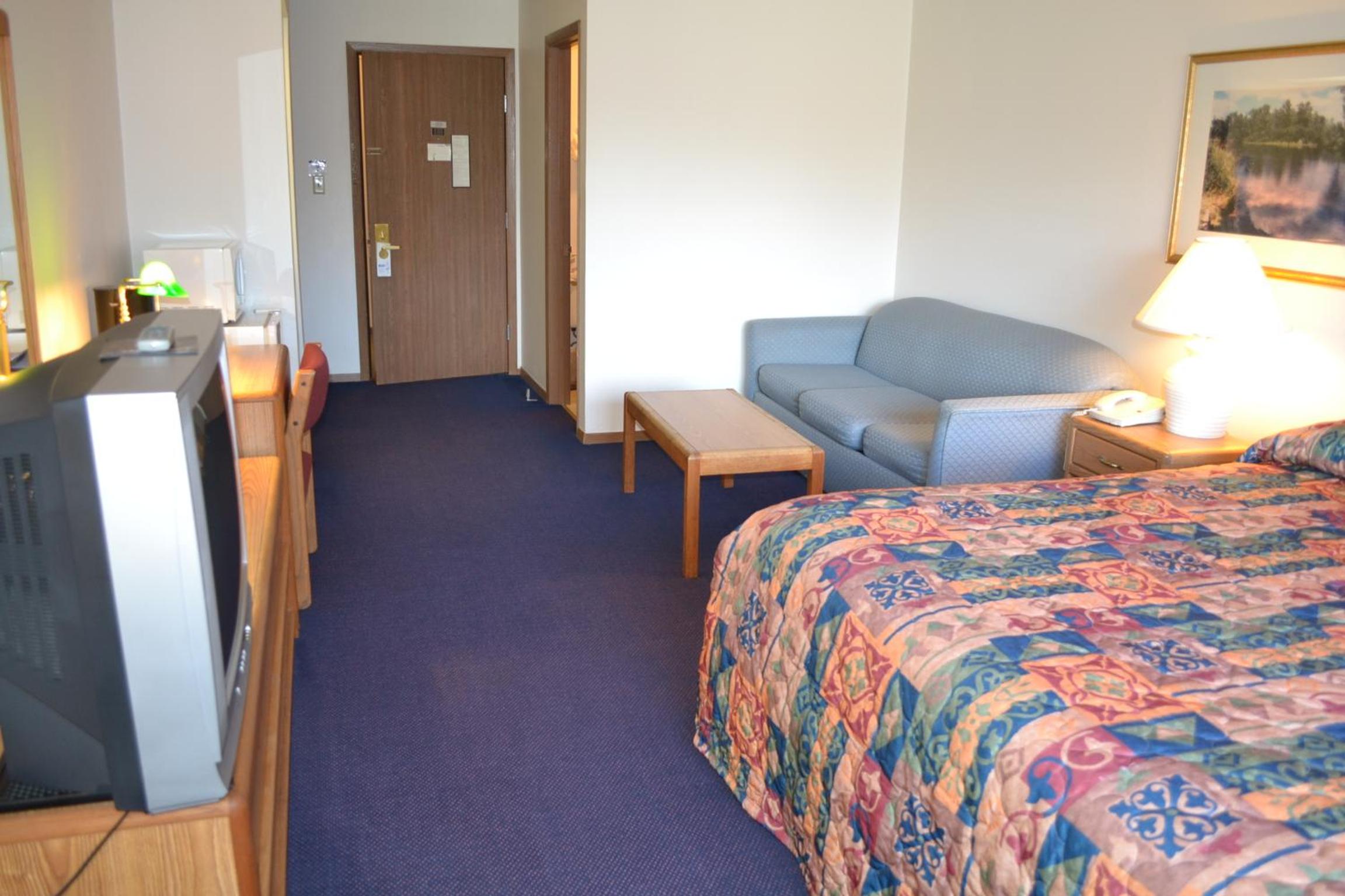 King Room with Sofa Bed - Photo 4