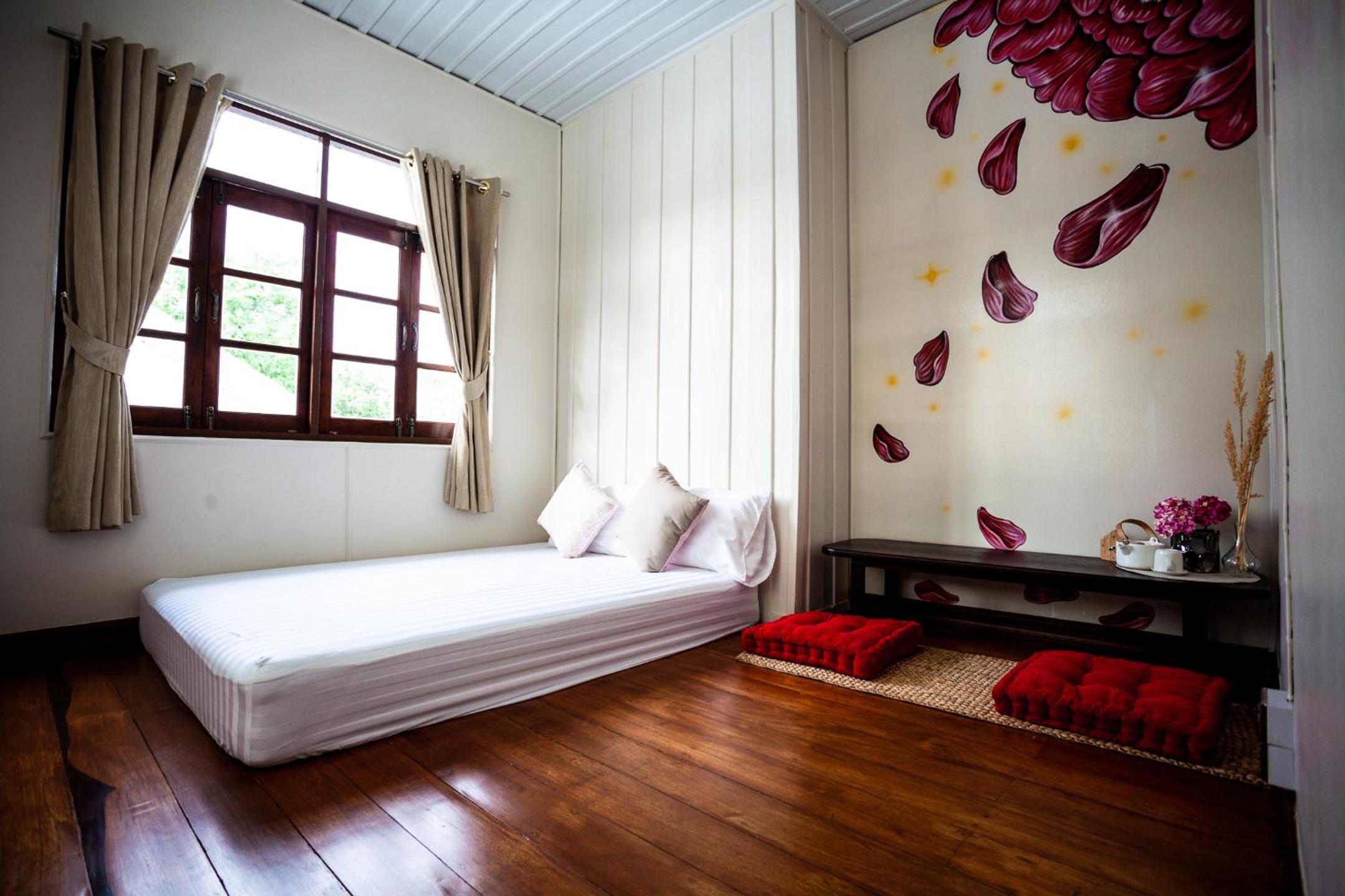 Four-Bedroom House - Photo 32