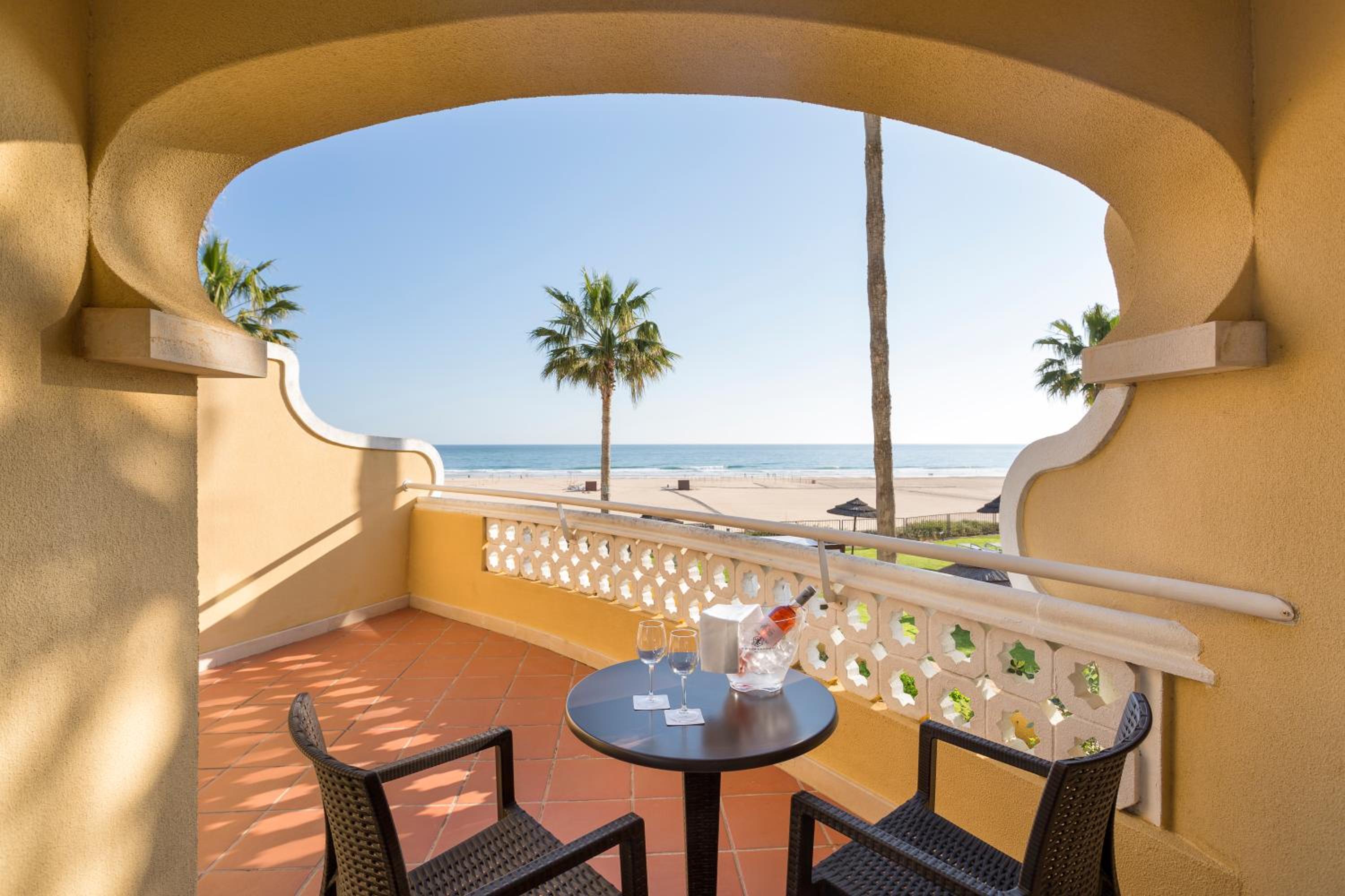 Double or Twin Room with Side Sea View - Photo 7