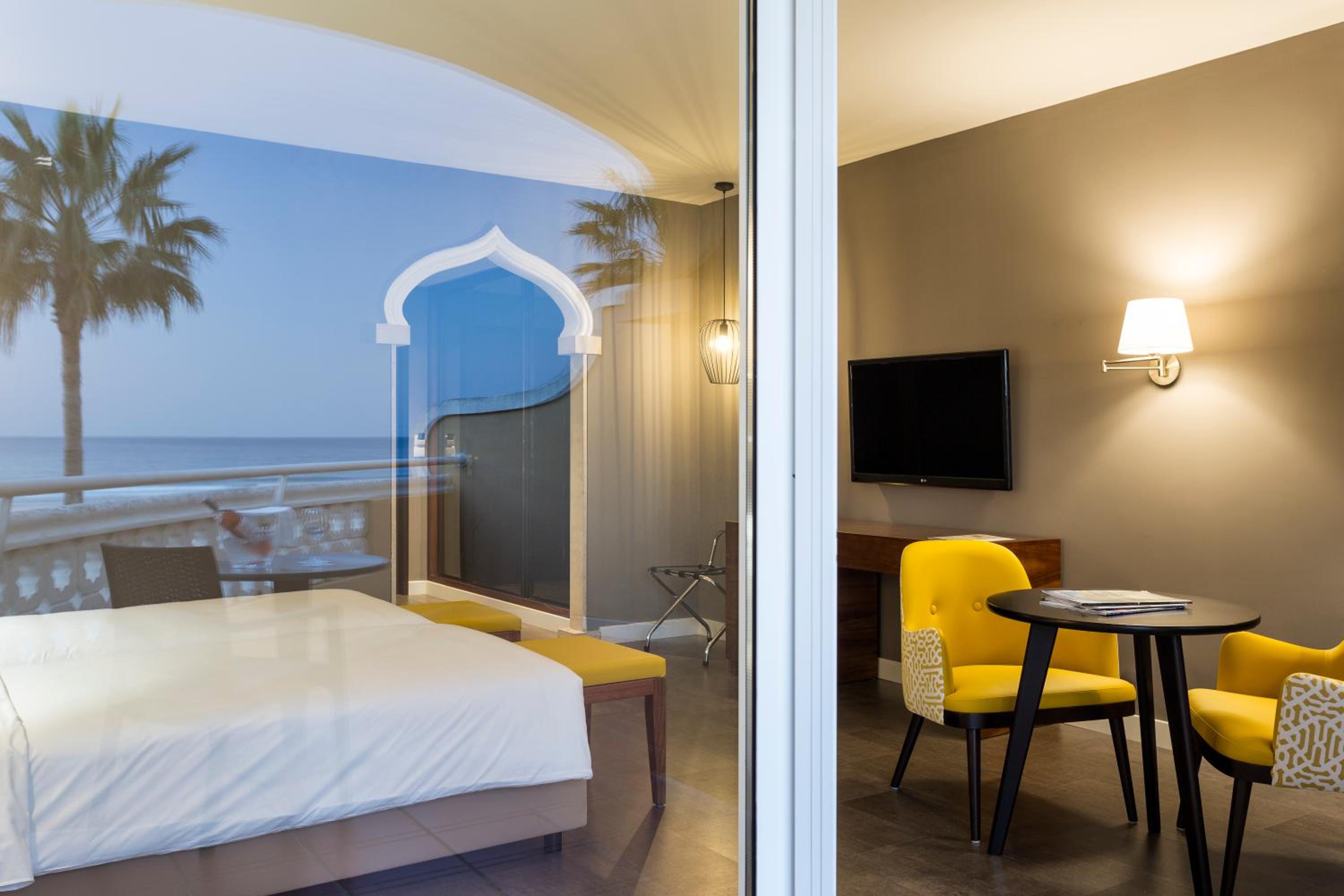 Double or Twin Room with Side Sea View - Photo 10