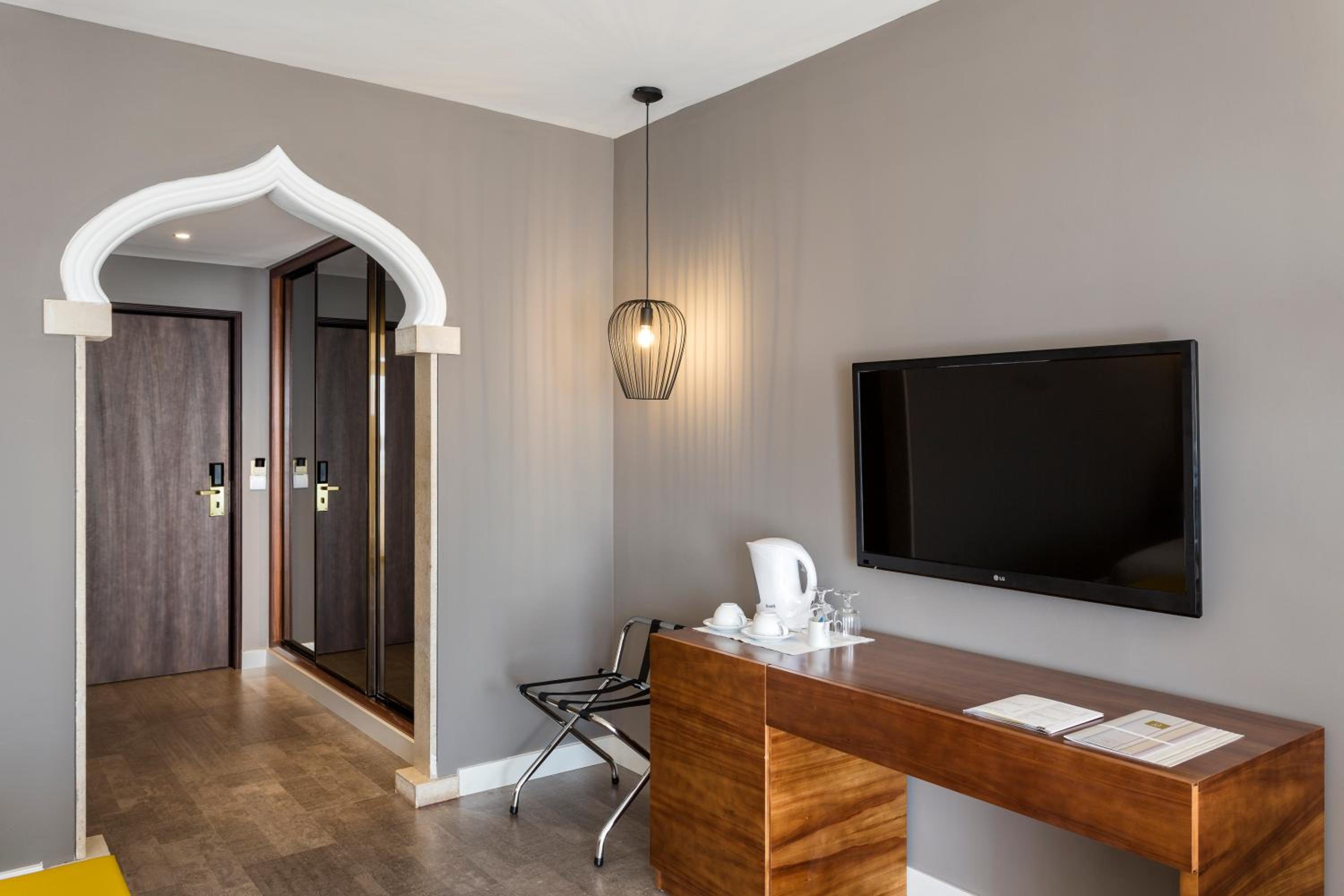 Double or Twin Room with Side Sea View - Photo 1