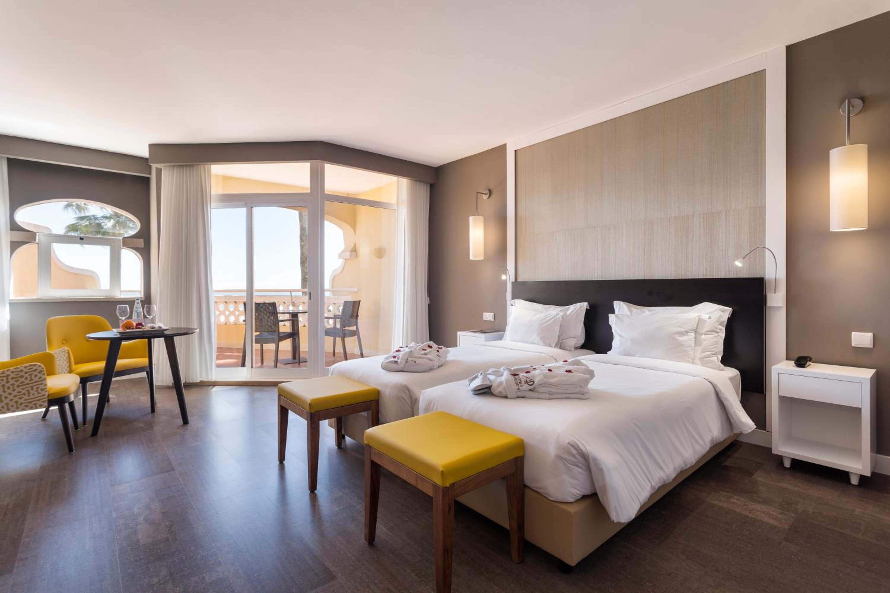 Double or Twin Room with Side Sea View - Photo 2